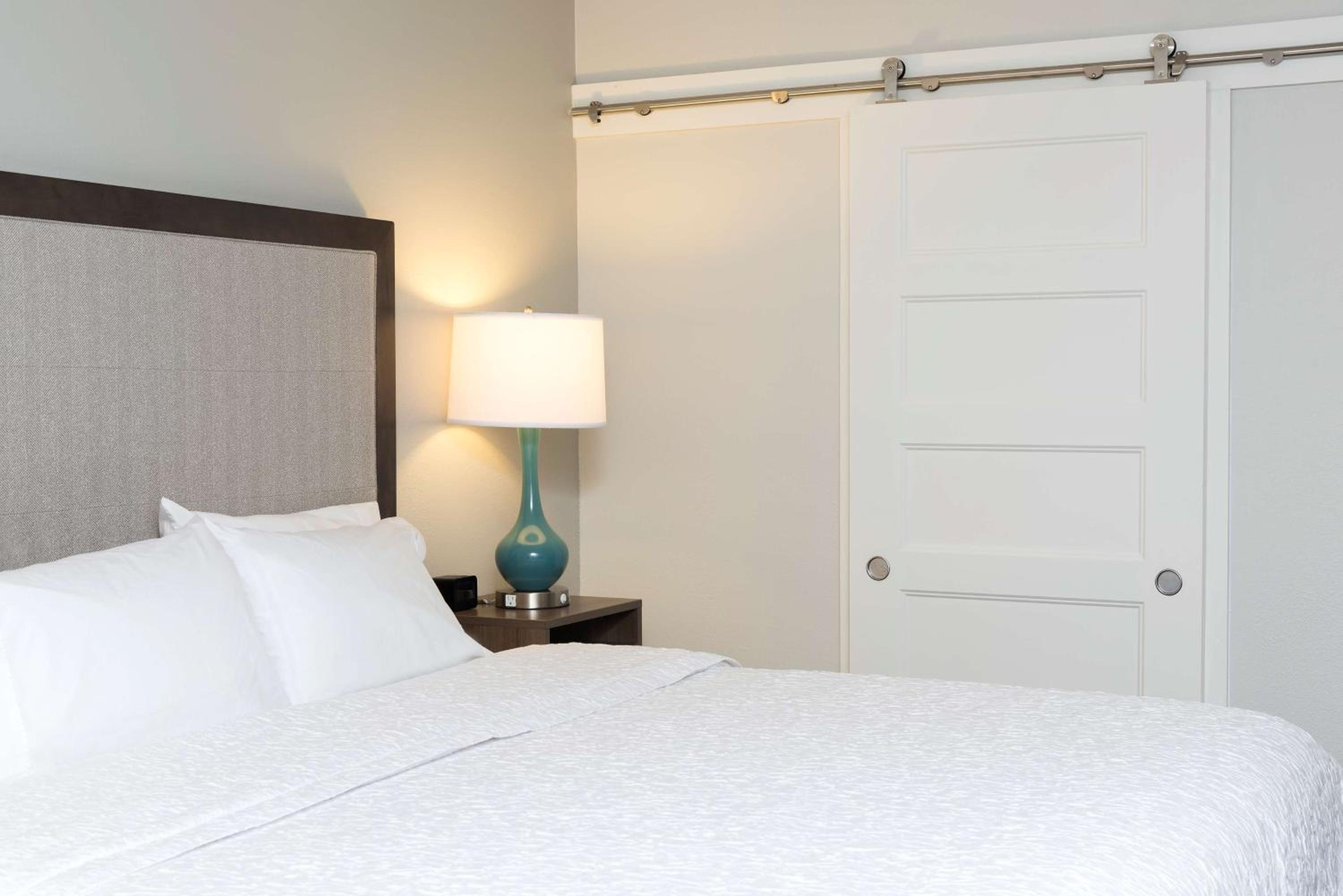 King Room with King Bed - Non-Smoking - Photo 3