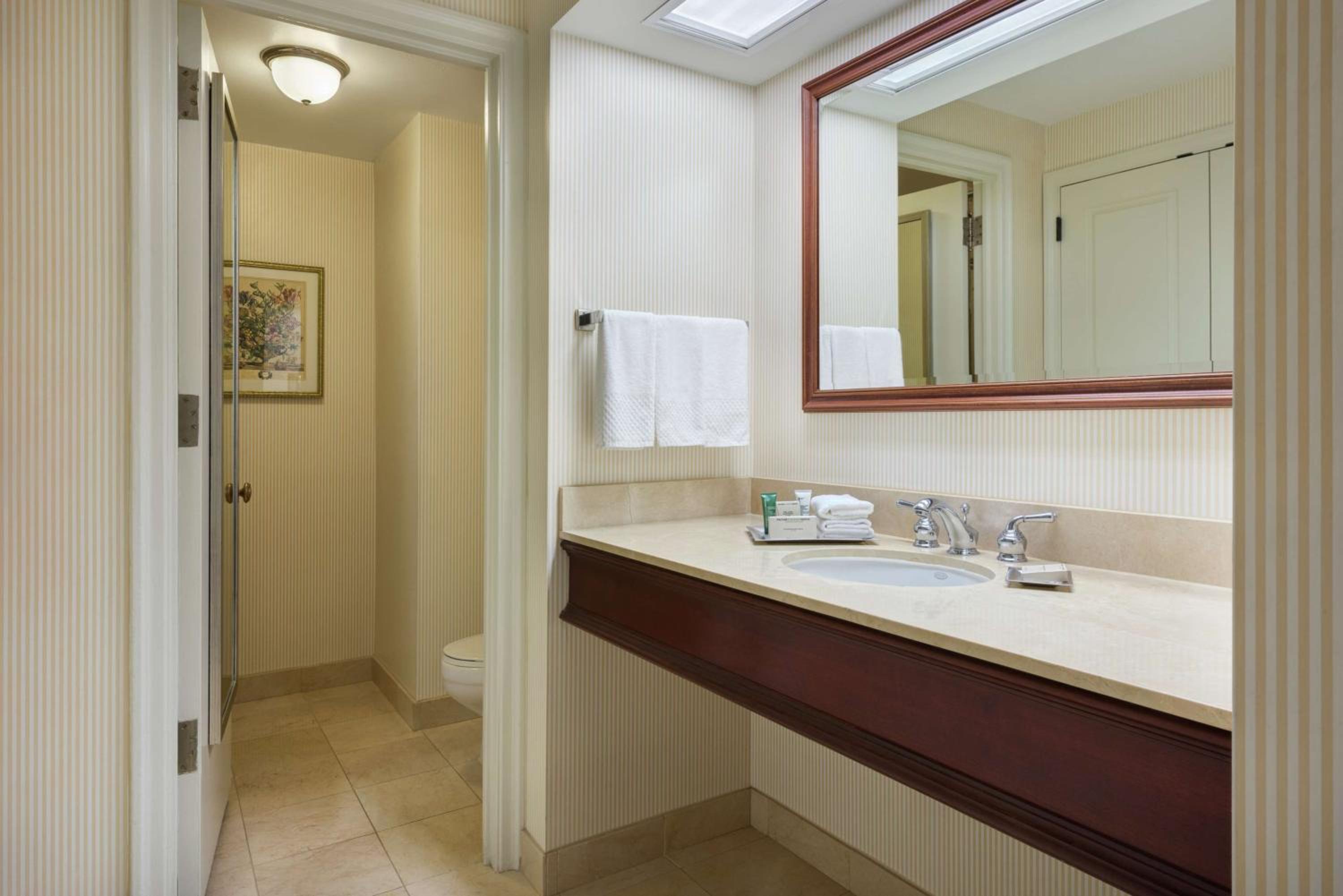 Deluxe Room with Two Double Beds - Photo 4