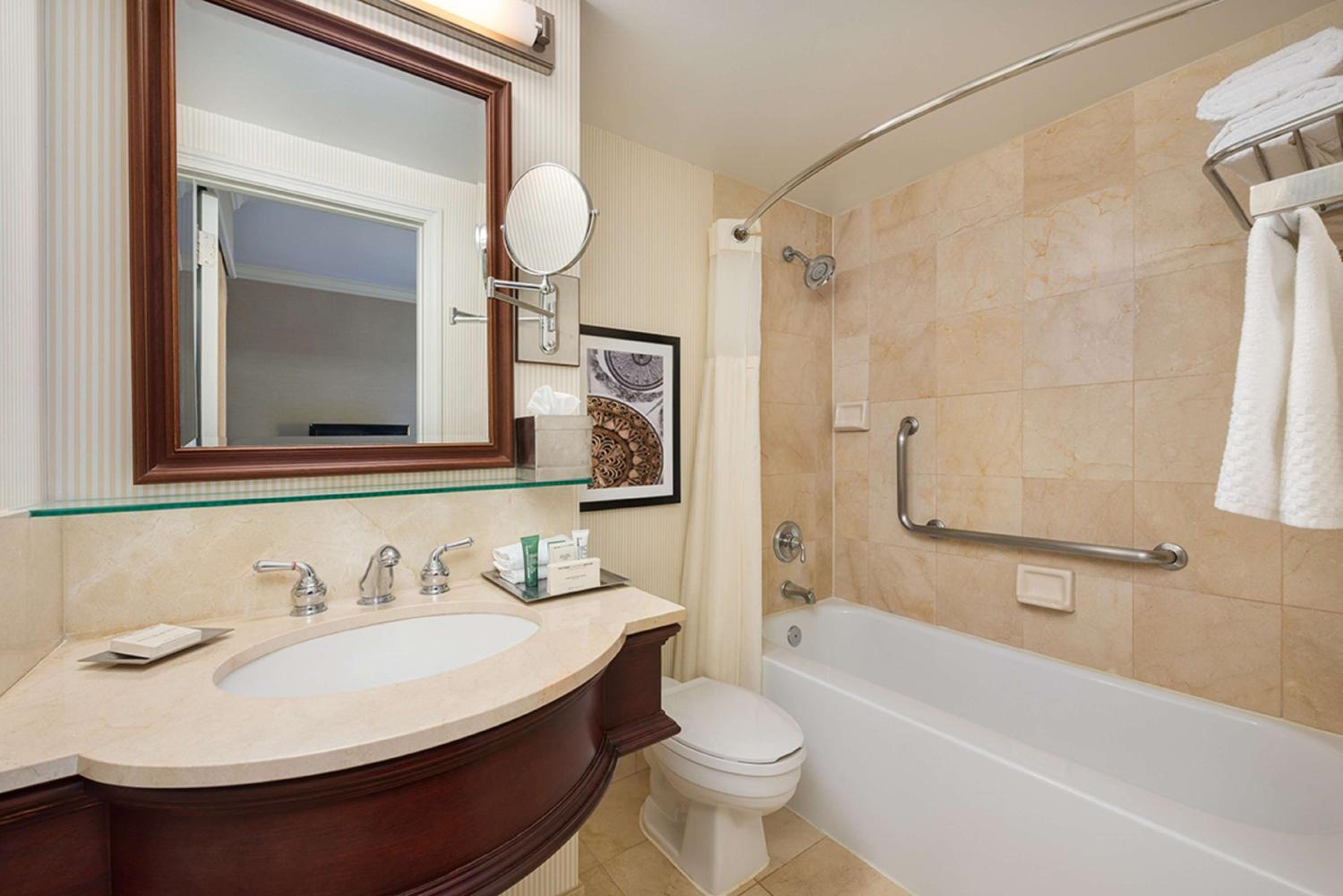 Deluxe Room with Two Double Beds - Photo 3
