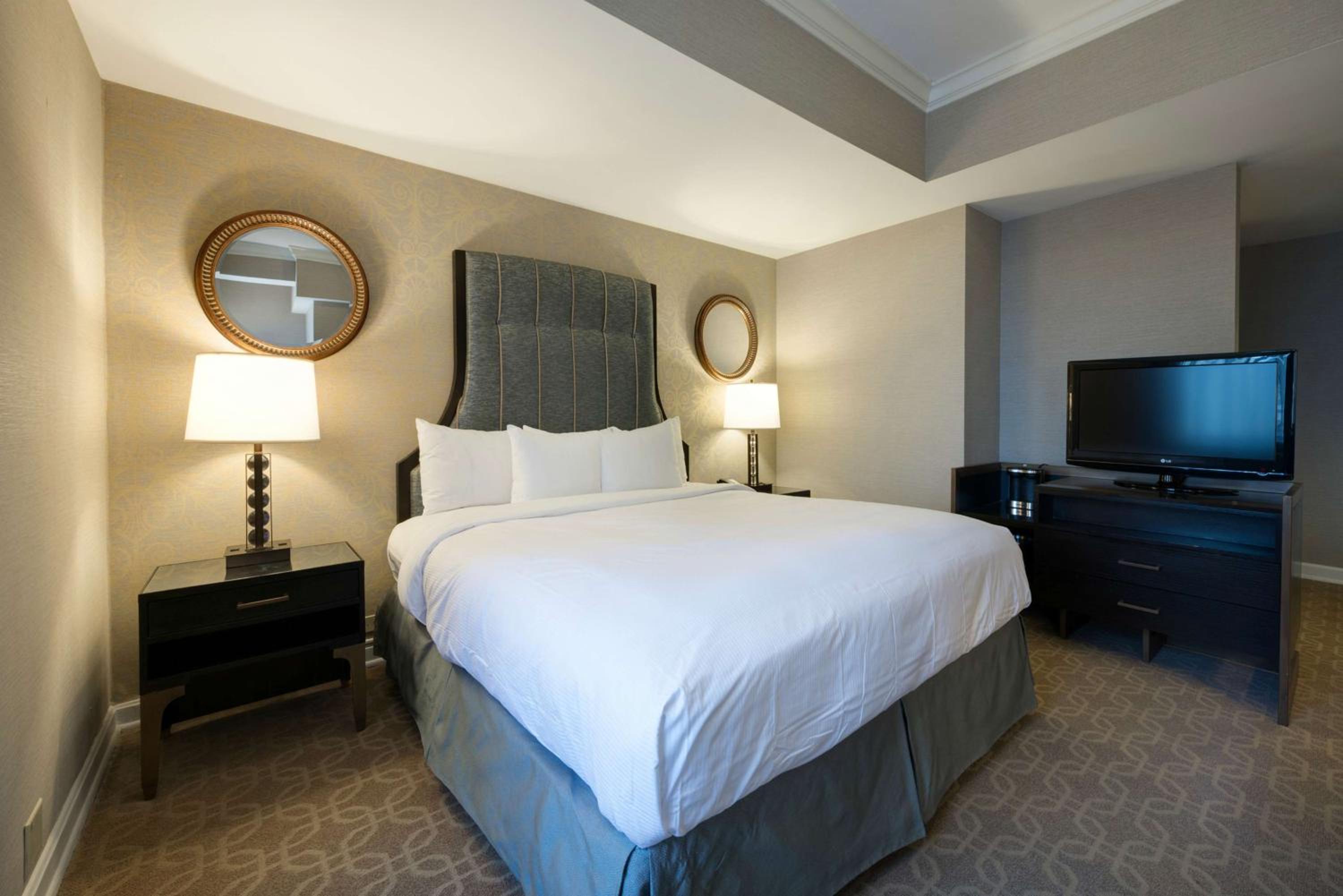 King Room with Bath Tub - Mobility Access - Photo 3