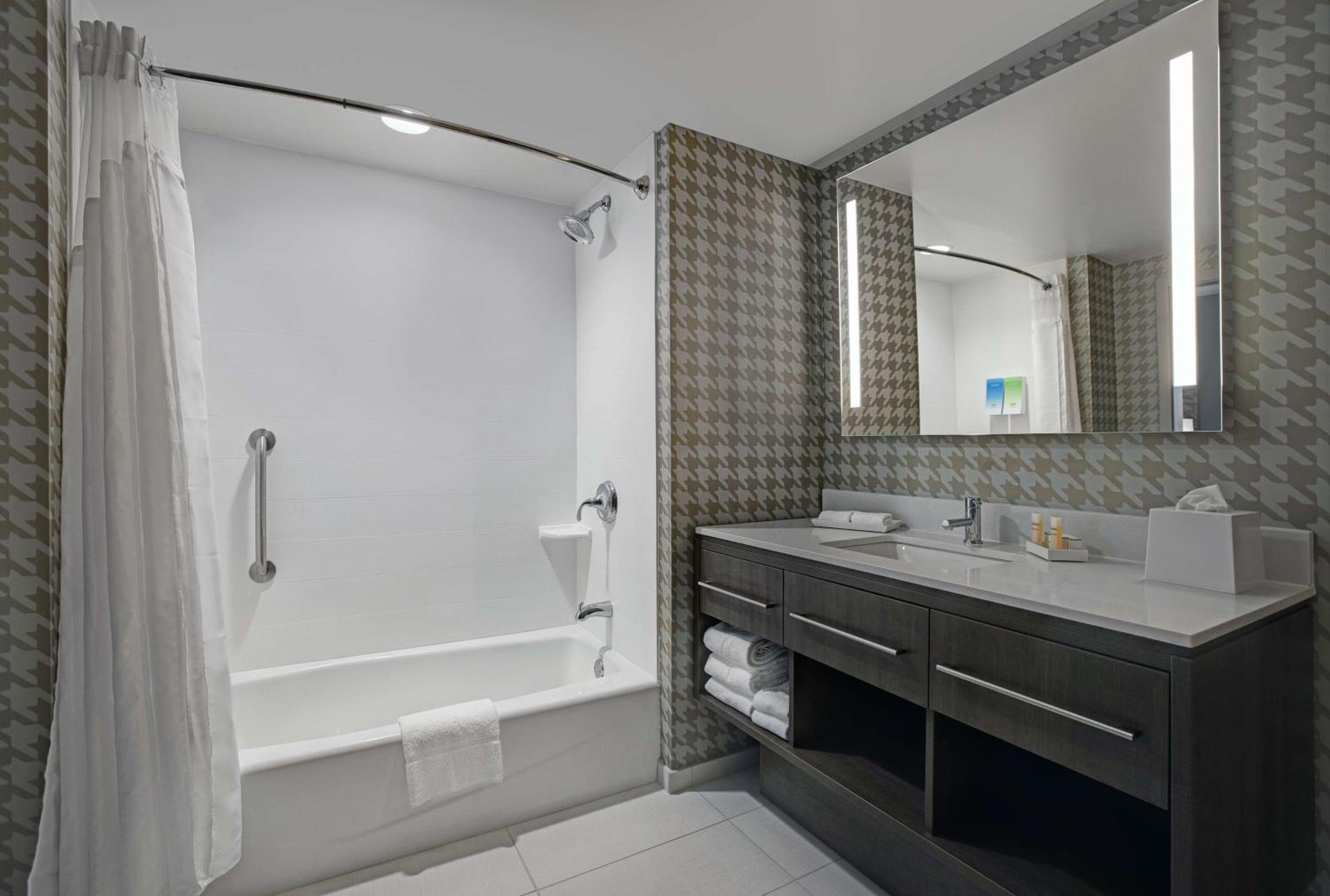 One-Bedroom Queen Suite - Non-Smoking - Photo 8