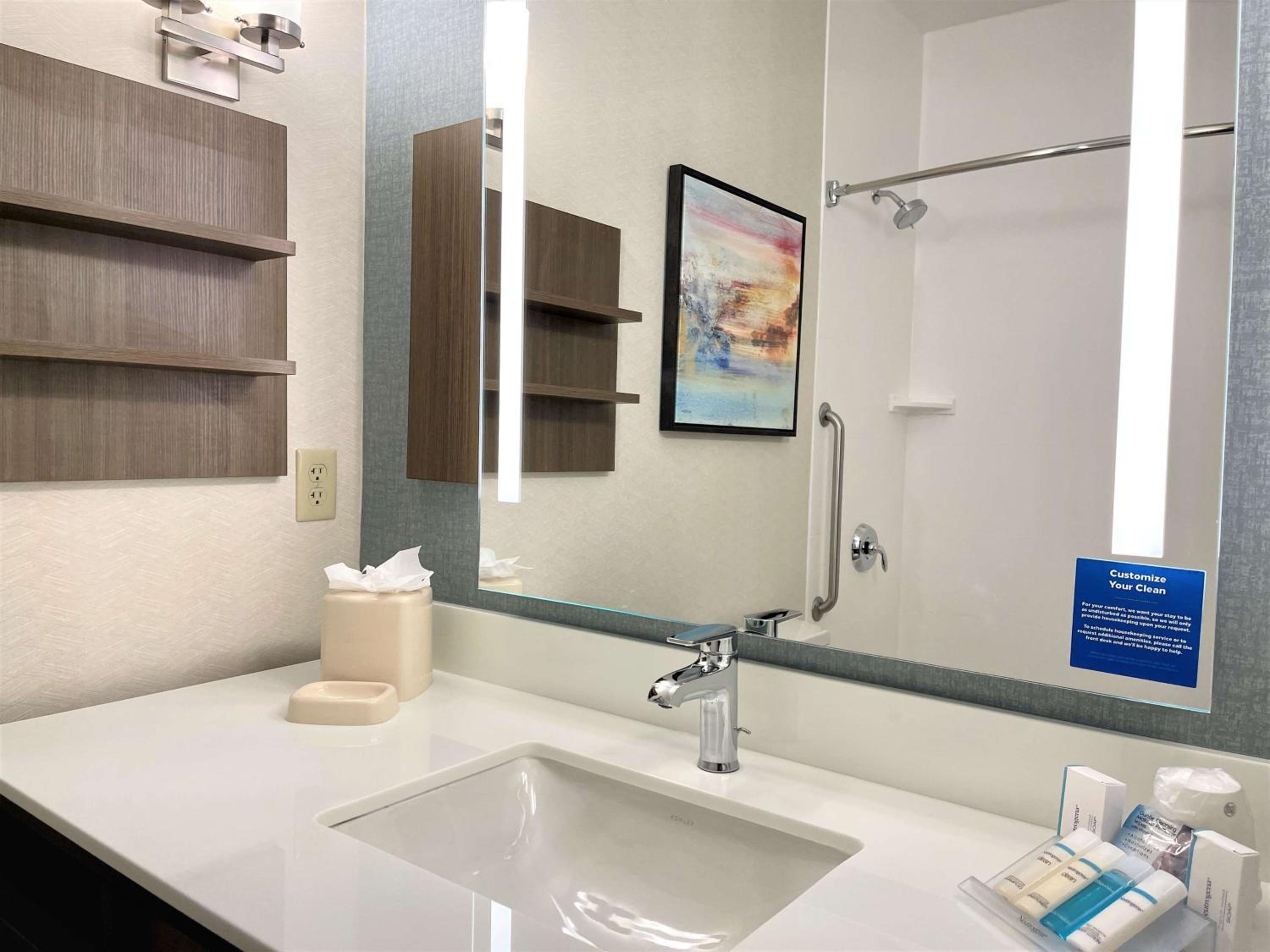 Queen Room with Two Queen Beds - Mobility and Hearing Access photo 2