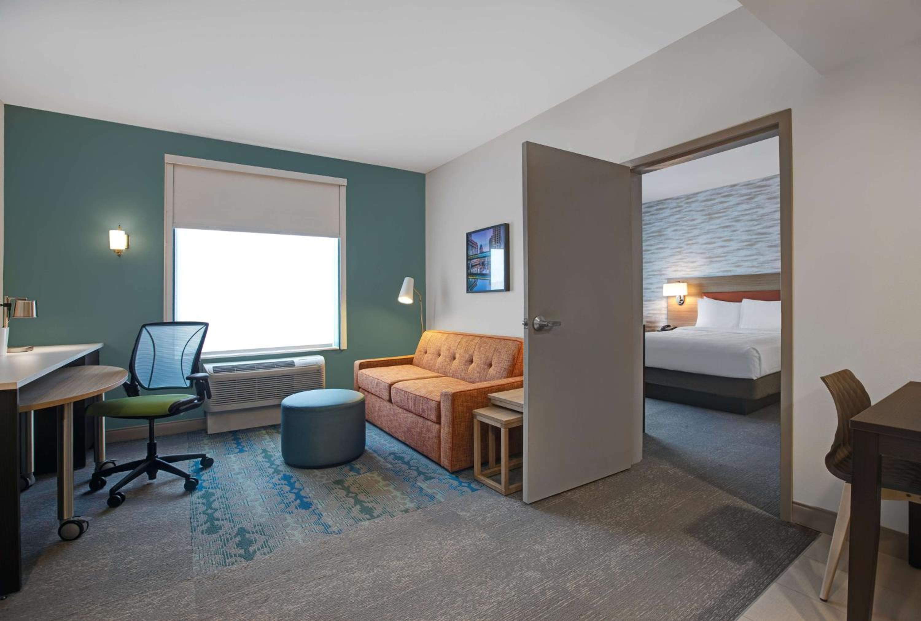 One-Bedroom Queen Suite - Non-Smoking - Photo 6