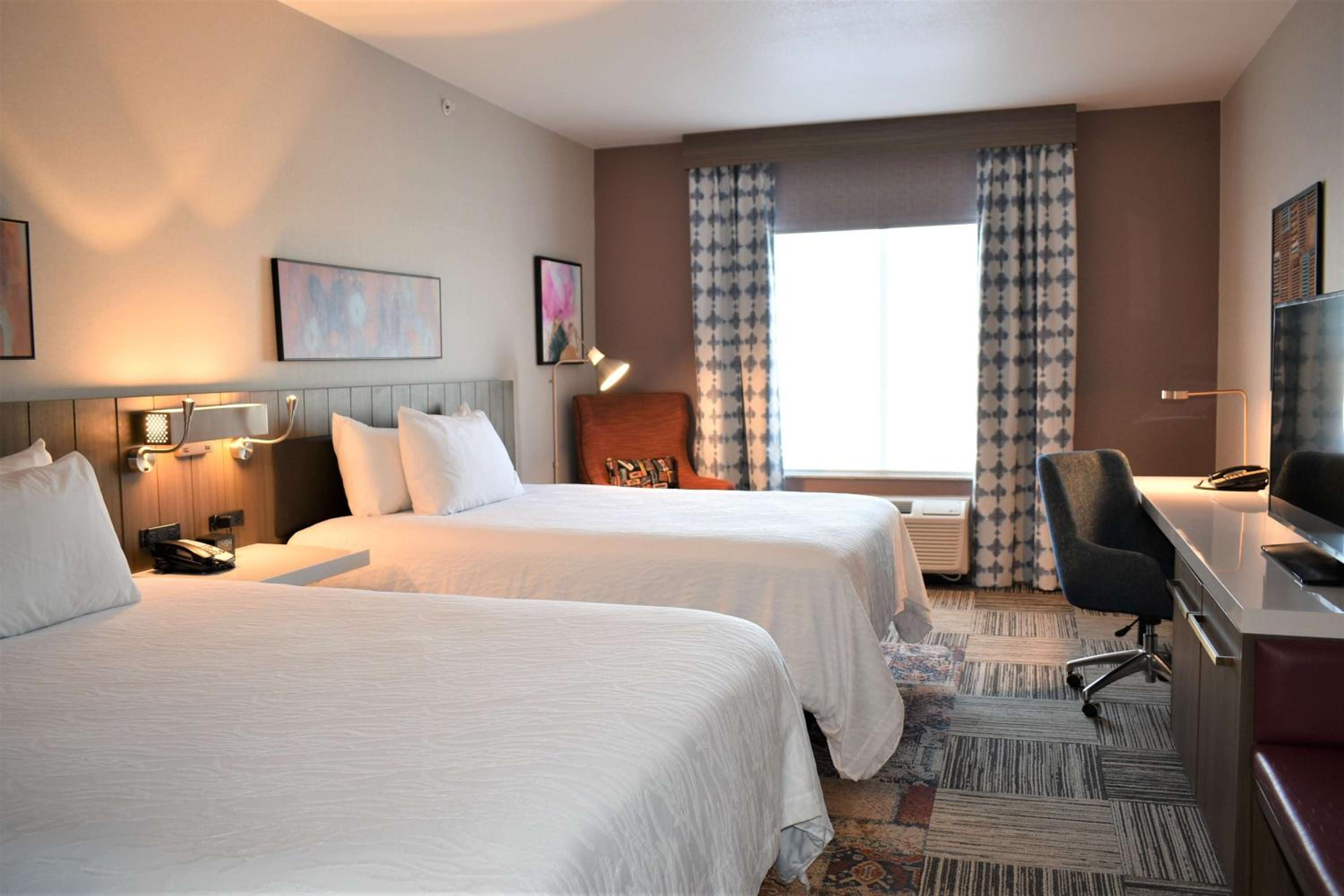 Queen Room with Two Queen Beds photo 3