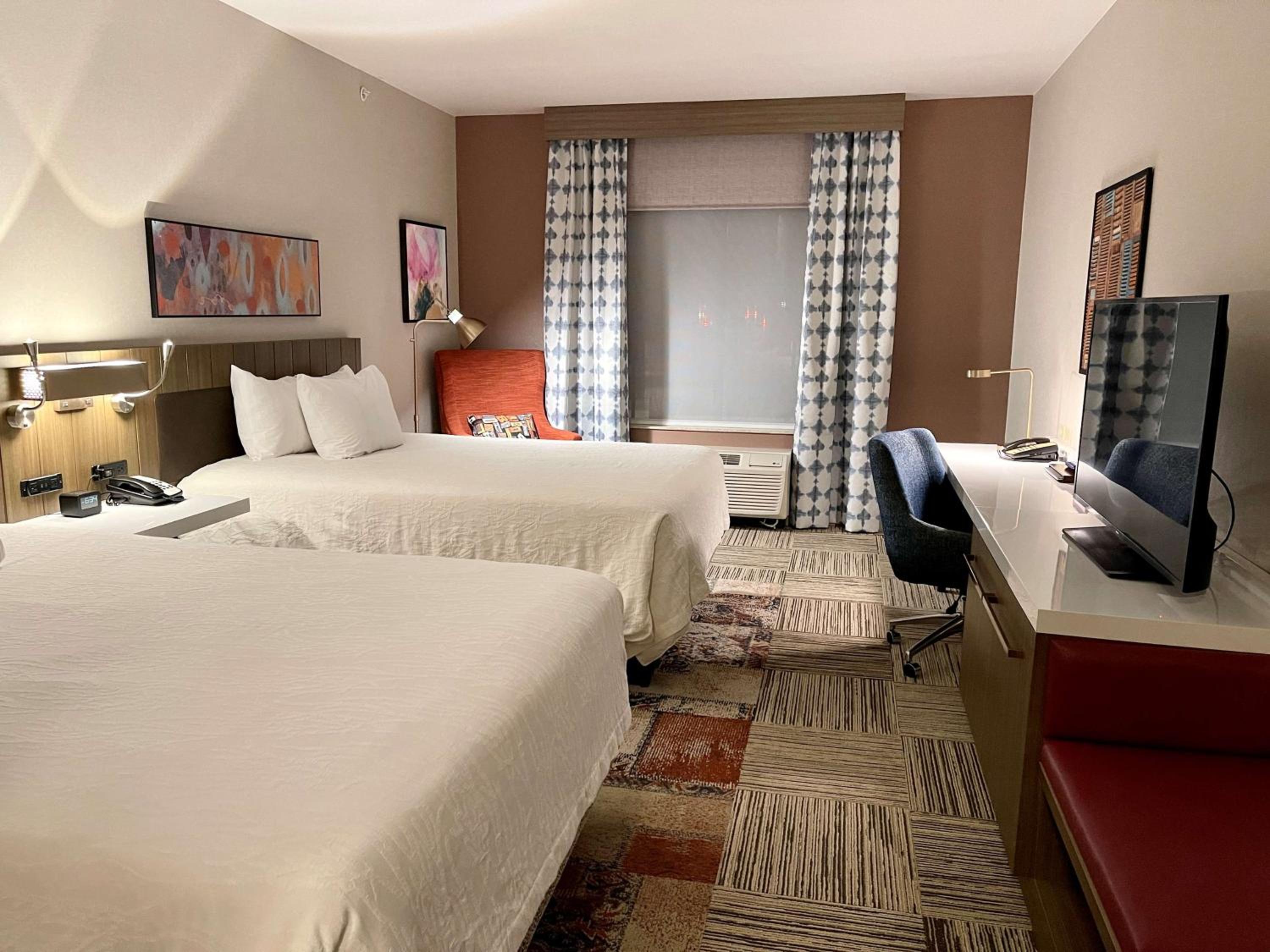 Queen Room with Two Queen Beds photo 2