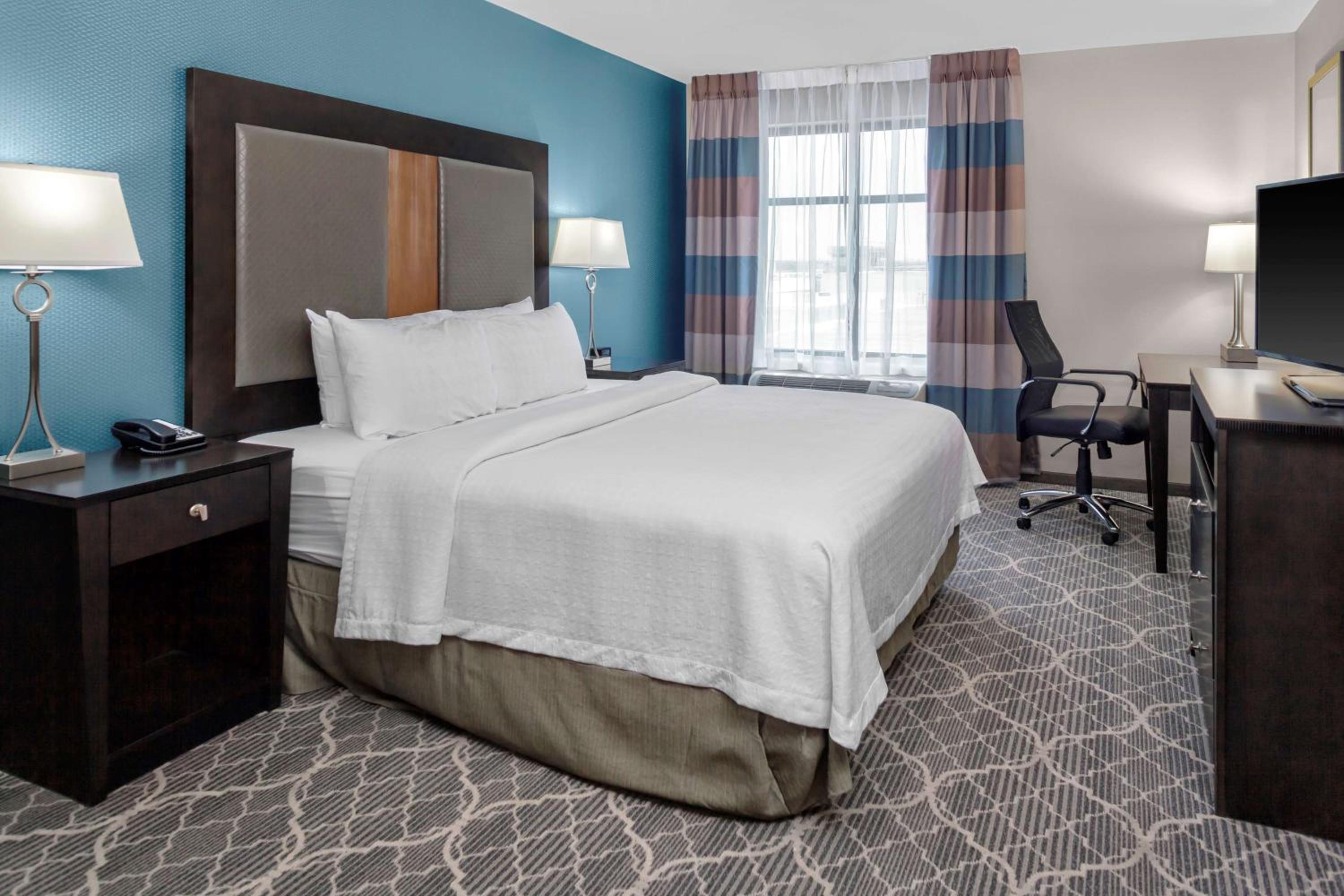 King Suite - Mobility and Hearing Access/Non-Smoking photo 3