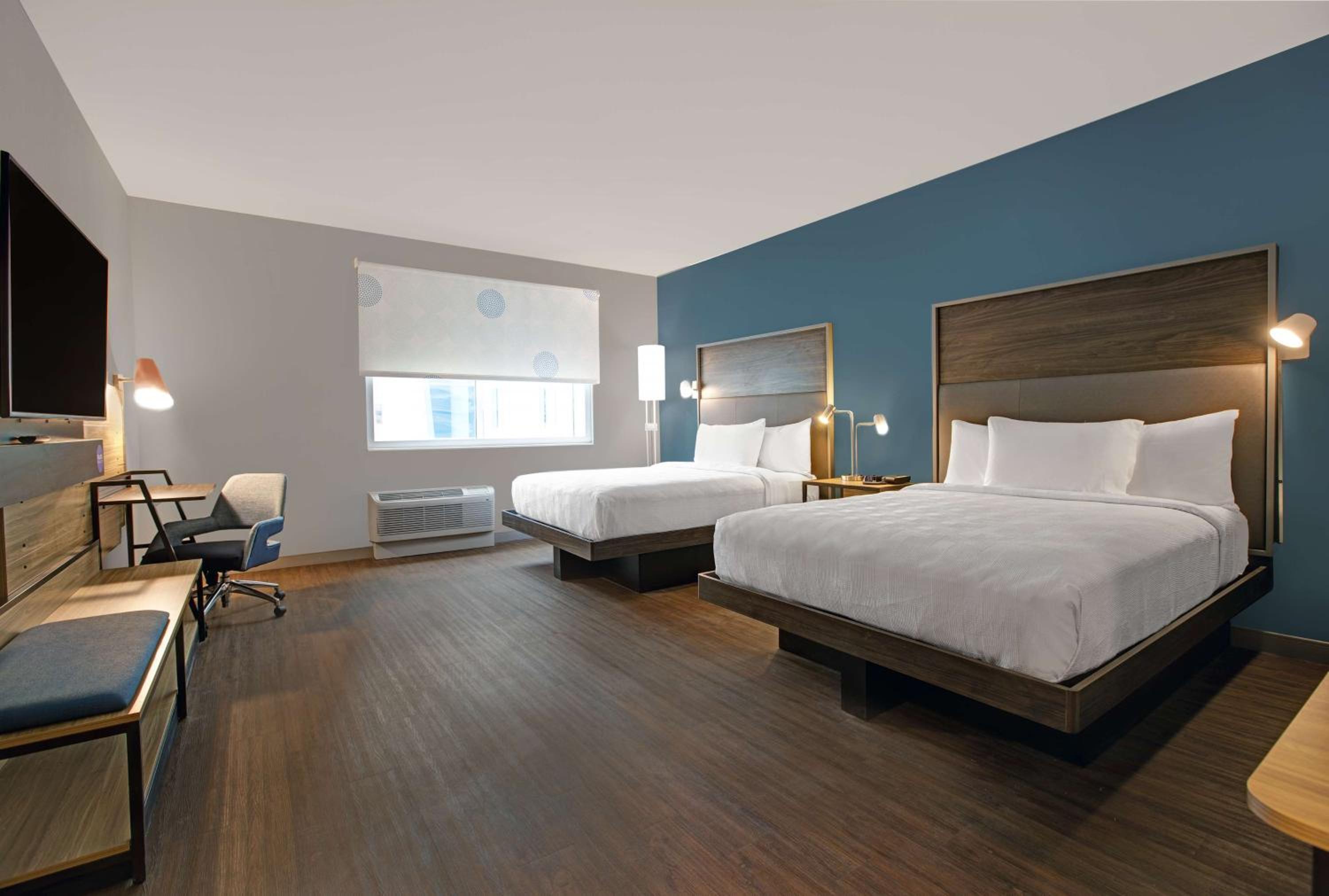 Queen Room with Two Queen Beds - Photo 4