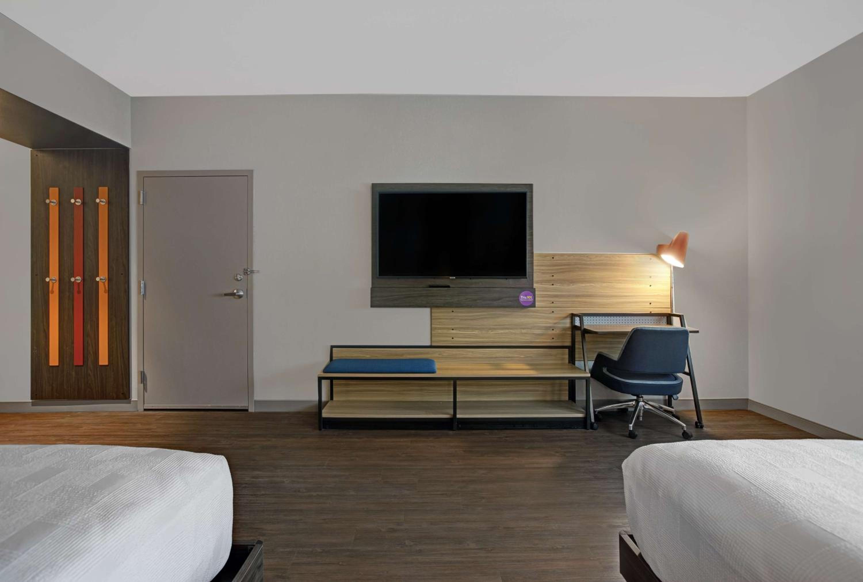 Queen Room with Two Queen Beds - Photo 2