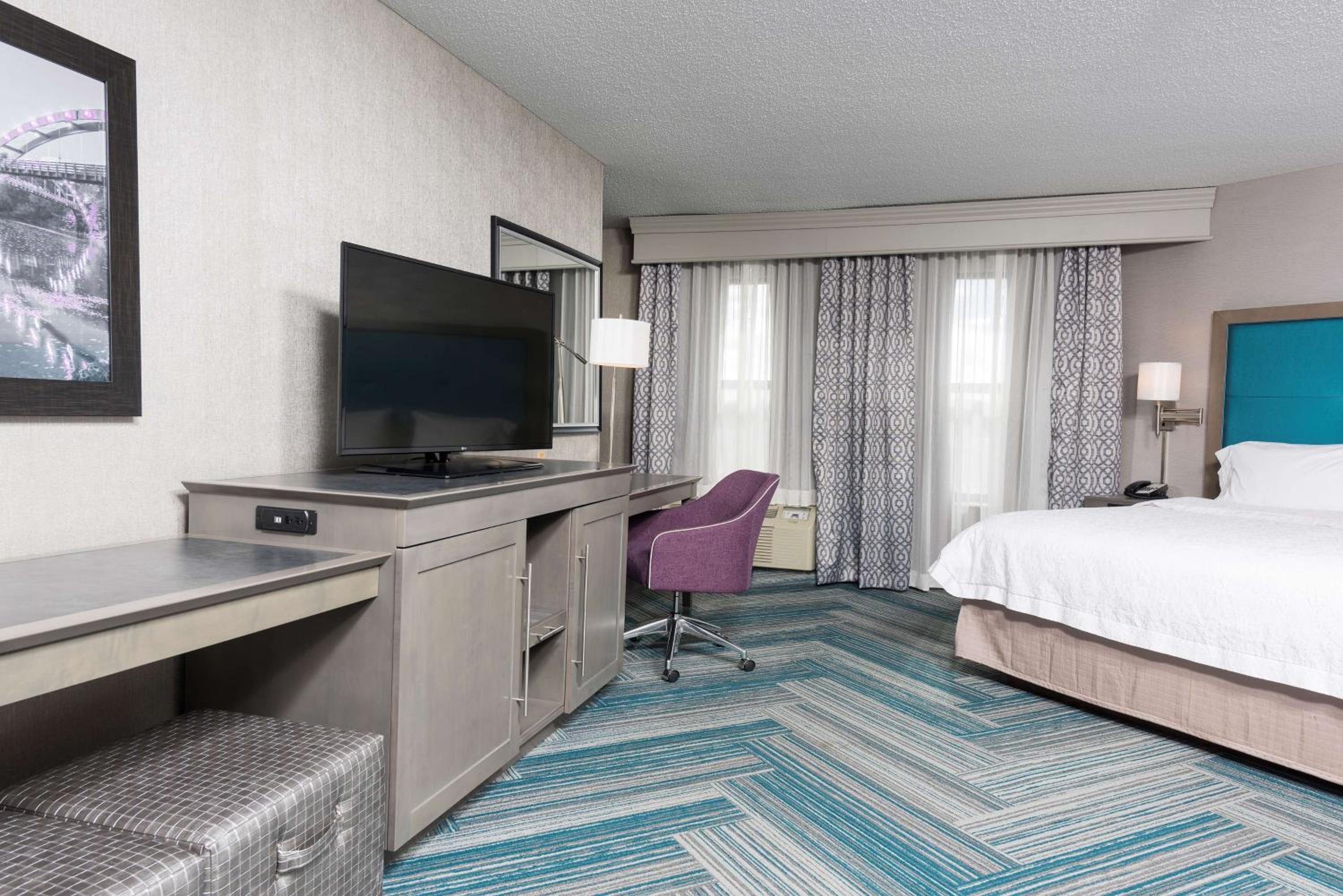 Deluxe King Room - Photo 9