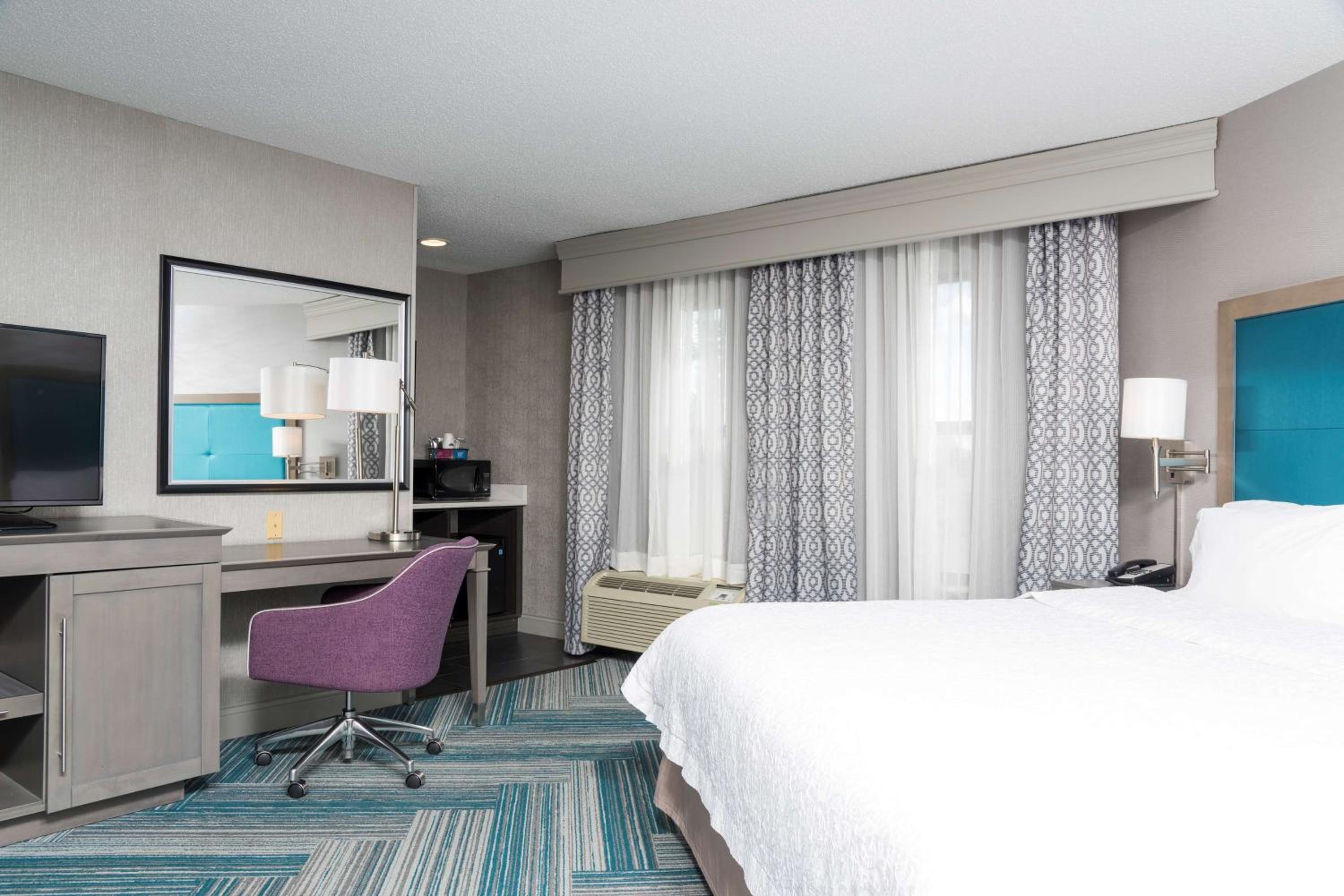 Deluxe King Room - Photo 8