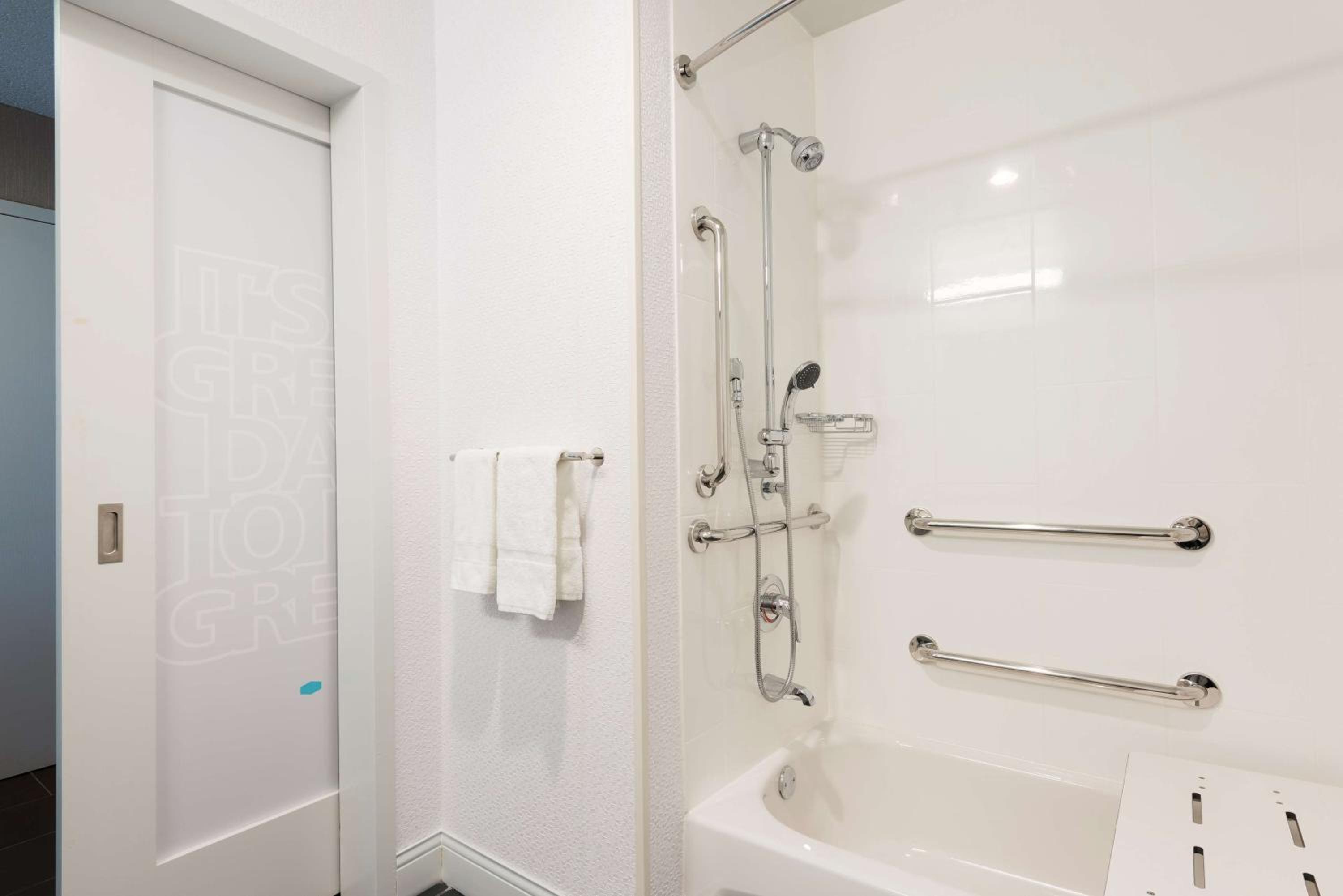 King Room - Mobility Access/Non-Smoking - Photo 3