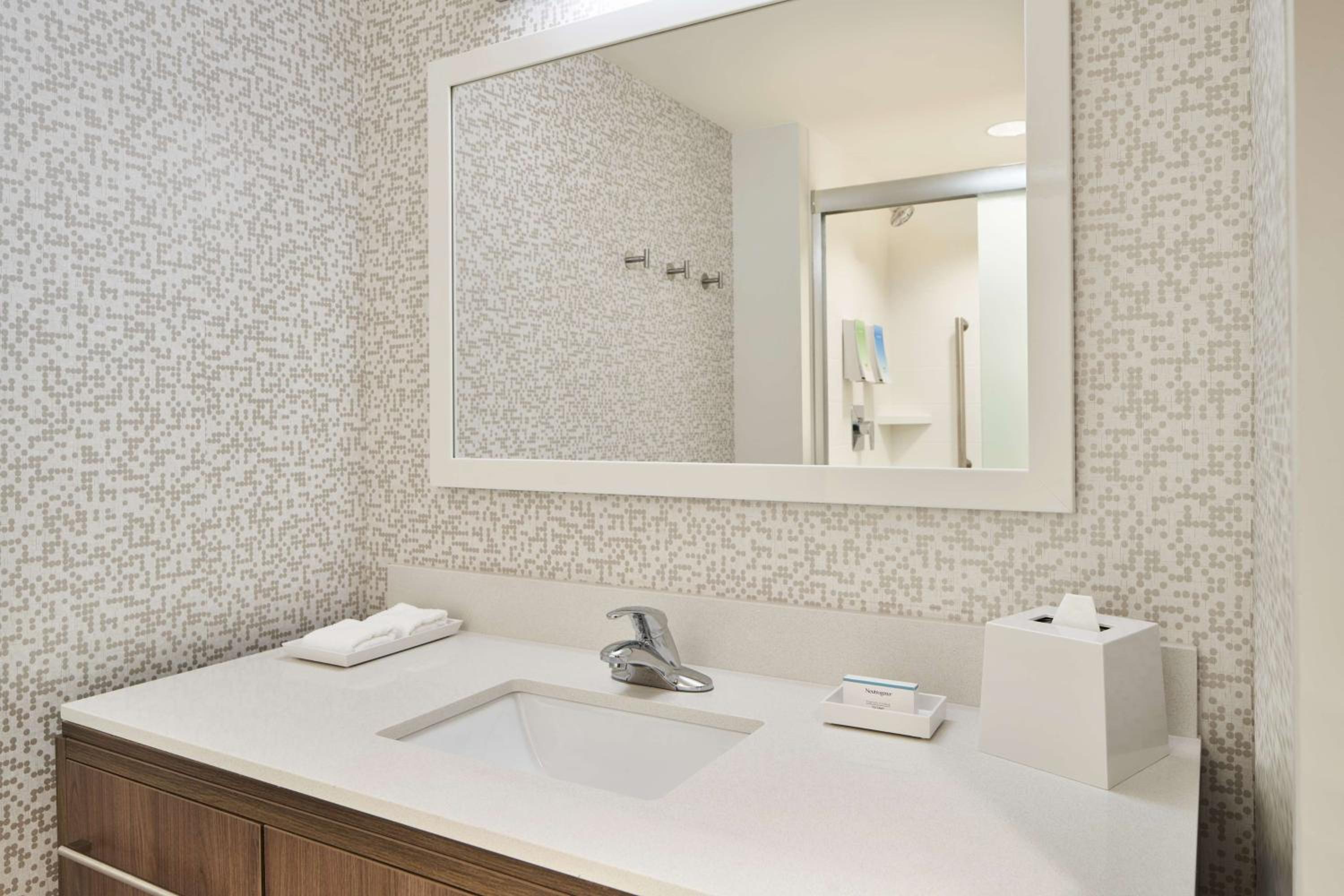 King Studio Suite - Non-Smoking - Photo 3
