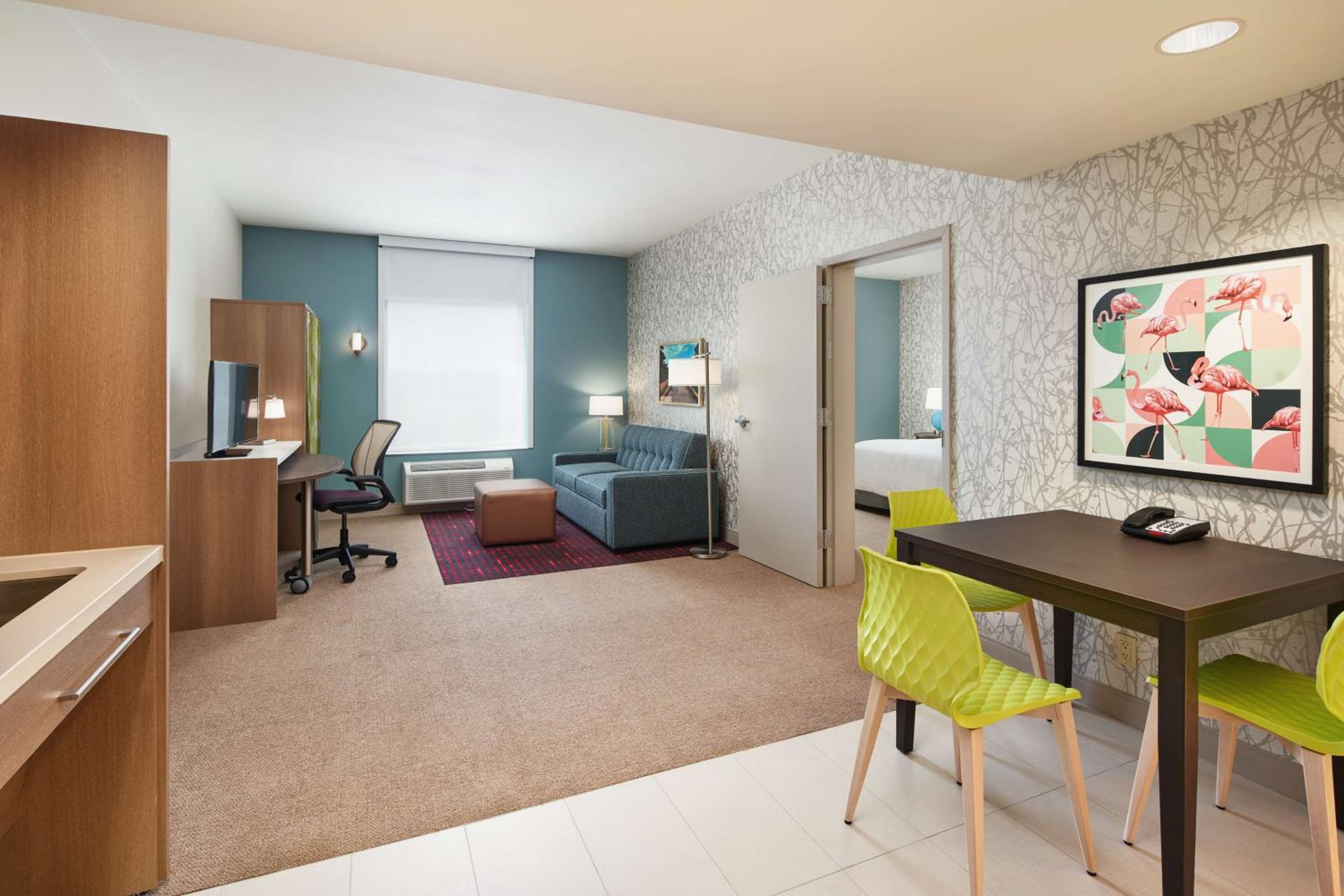 King Suite - Mobility and Hearing Access/Non-Smoking - Photo 3