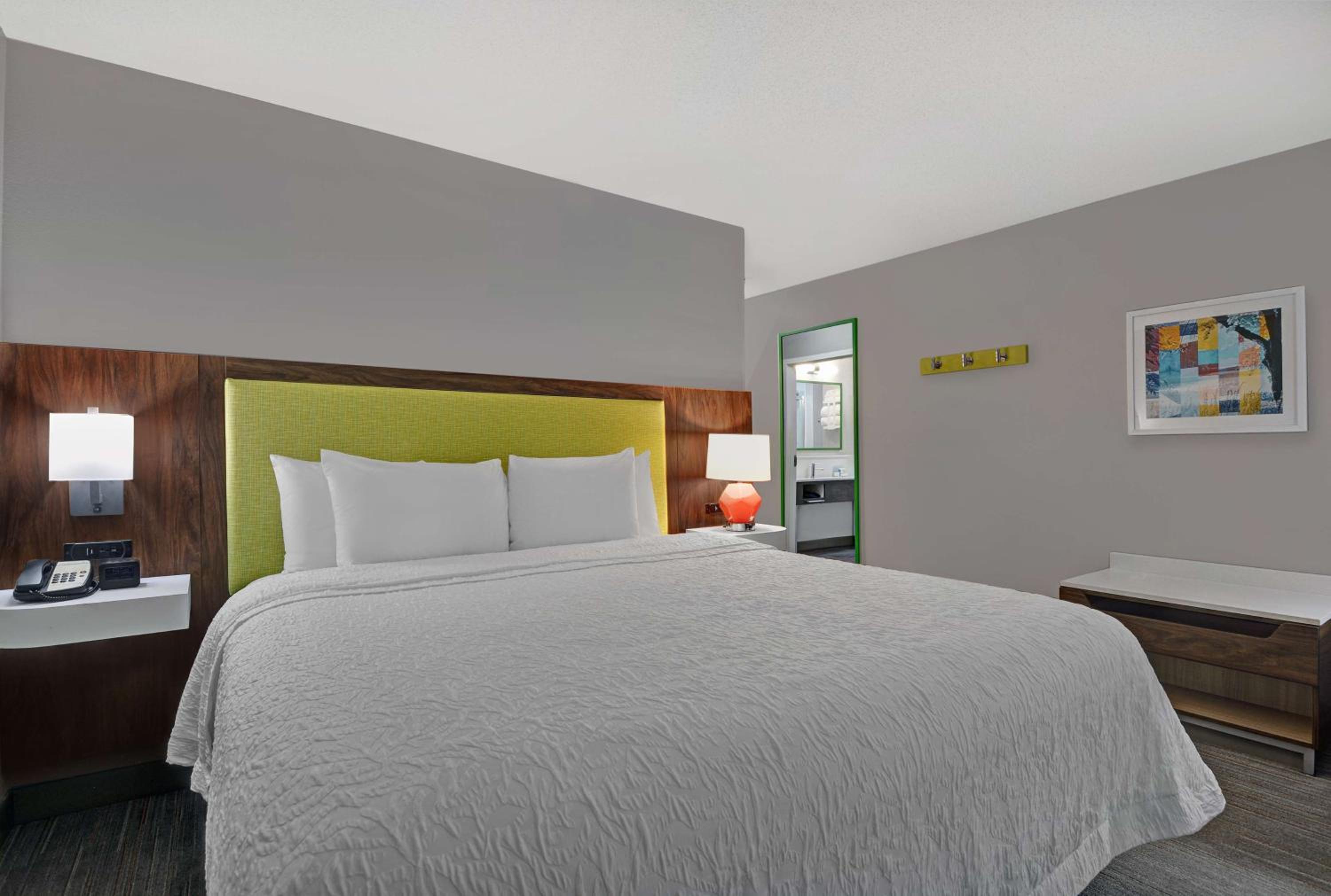 King Room with King Bed - Non-Smoking