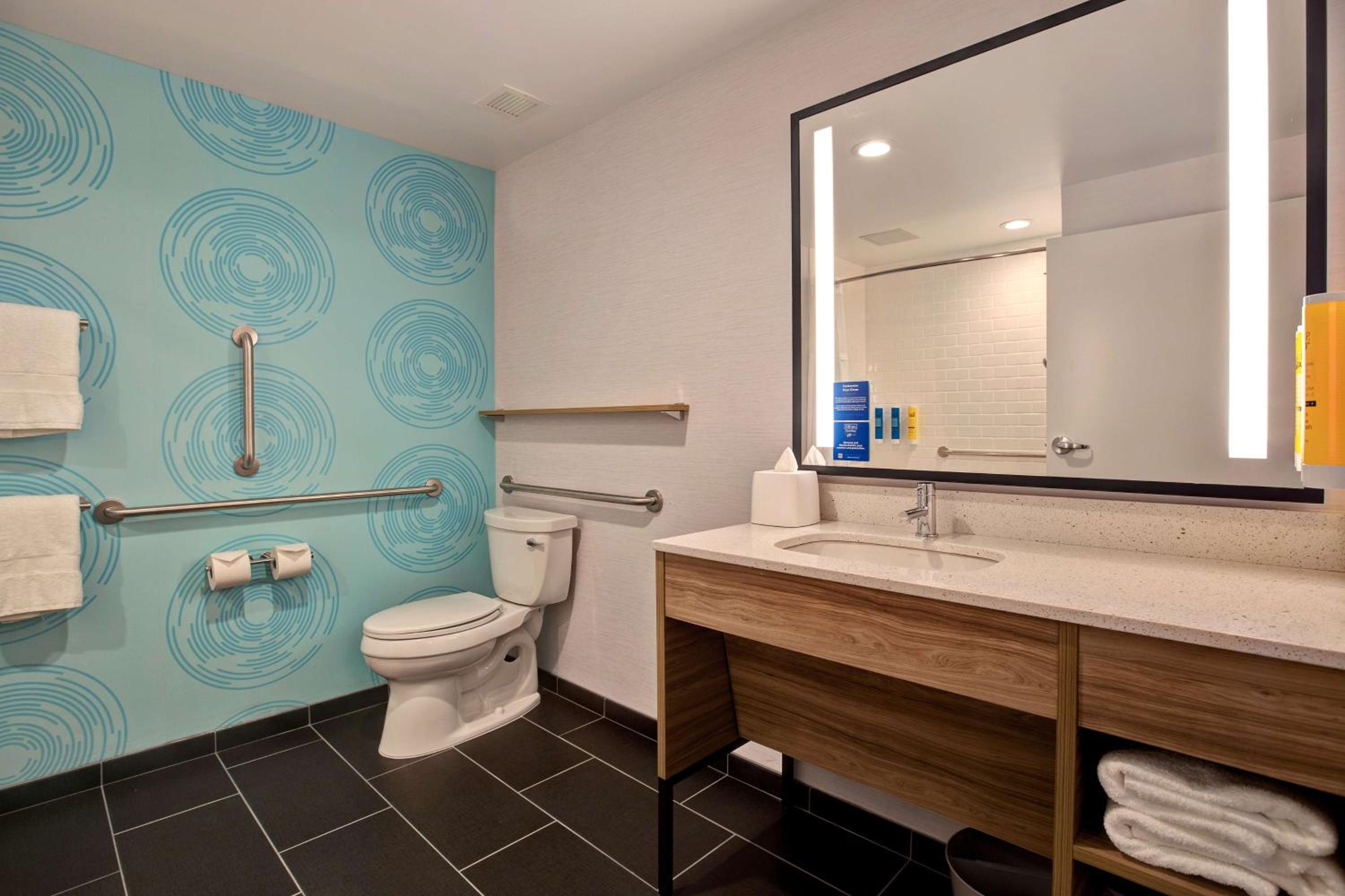 Queen Room with Two Queen Beds - Mobility Access - Photo 4