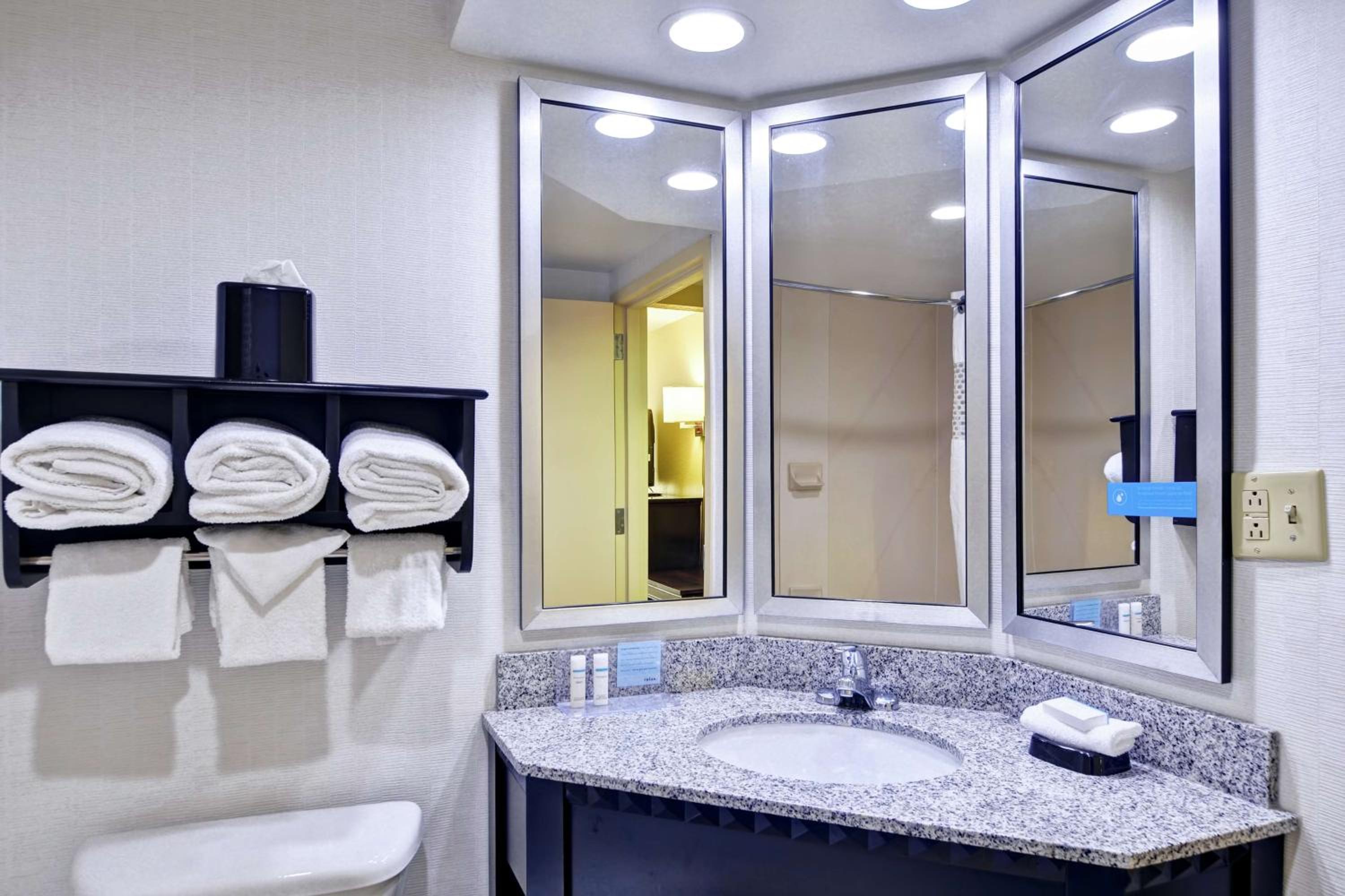 King Room - Non-Smoking photo 2