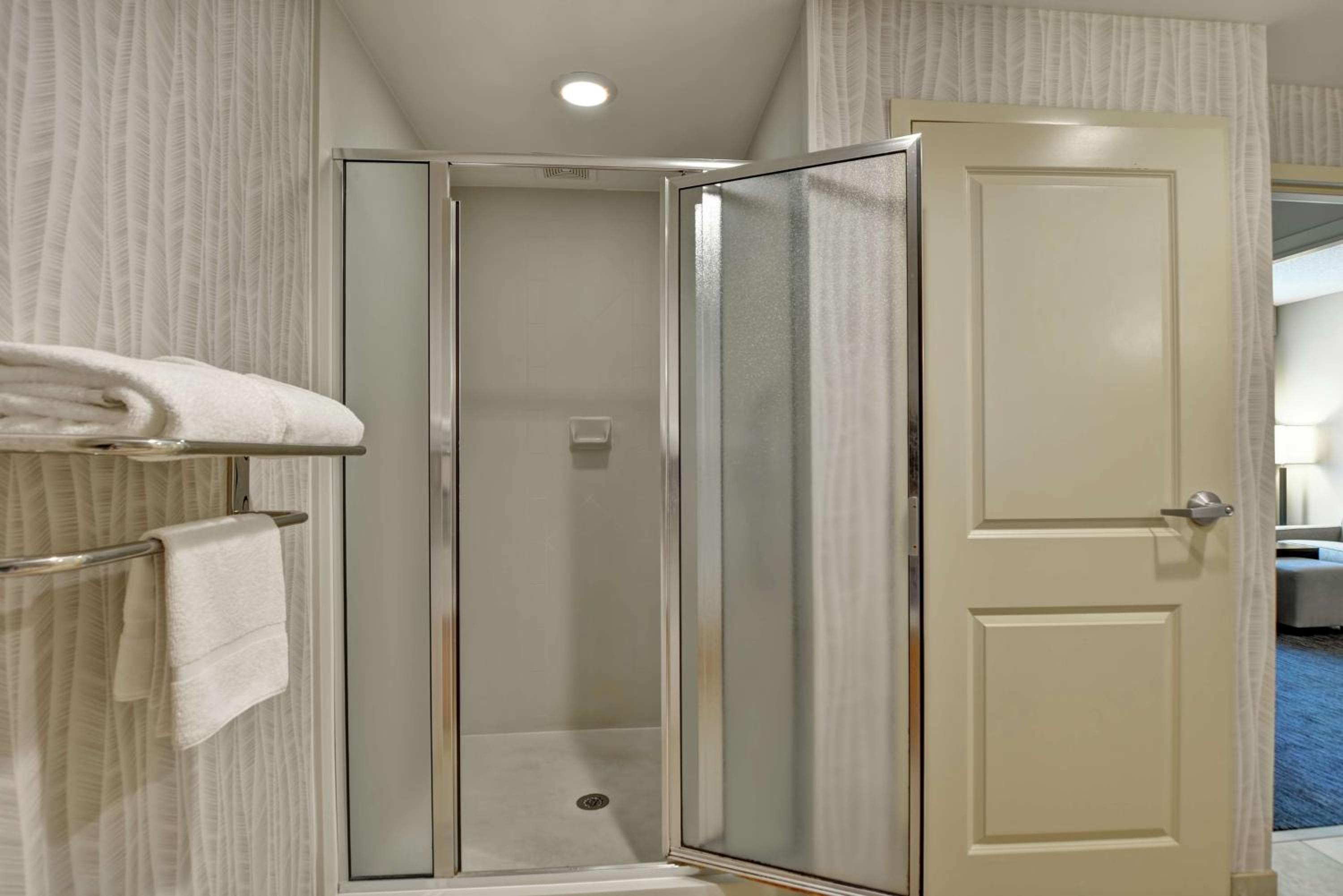 One-Bedroom King Suite - Non-Smoking - Photo 4