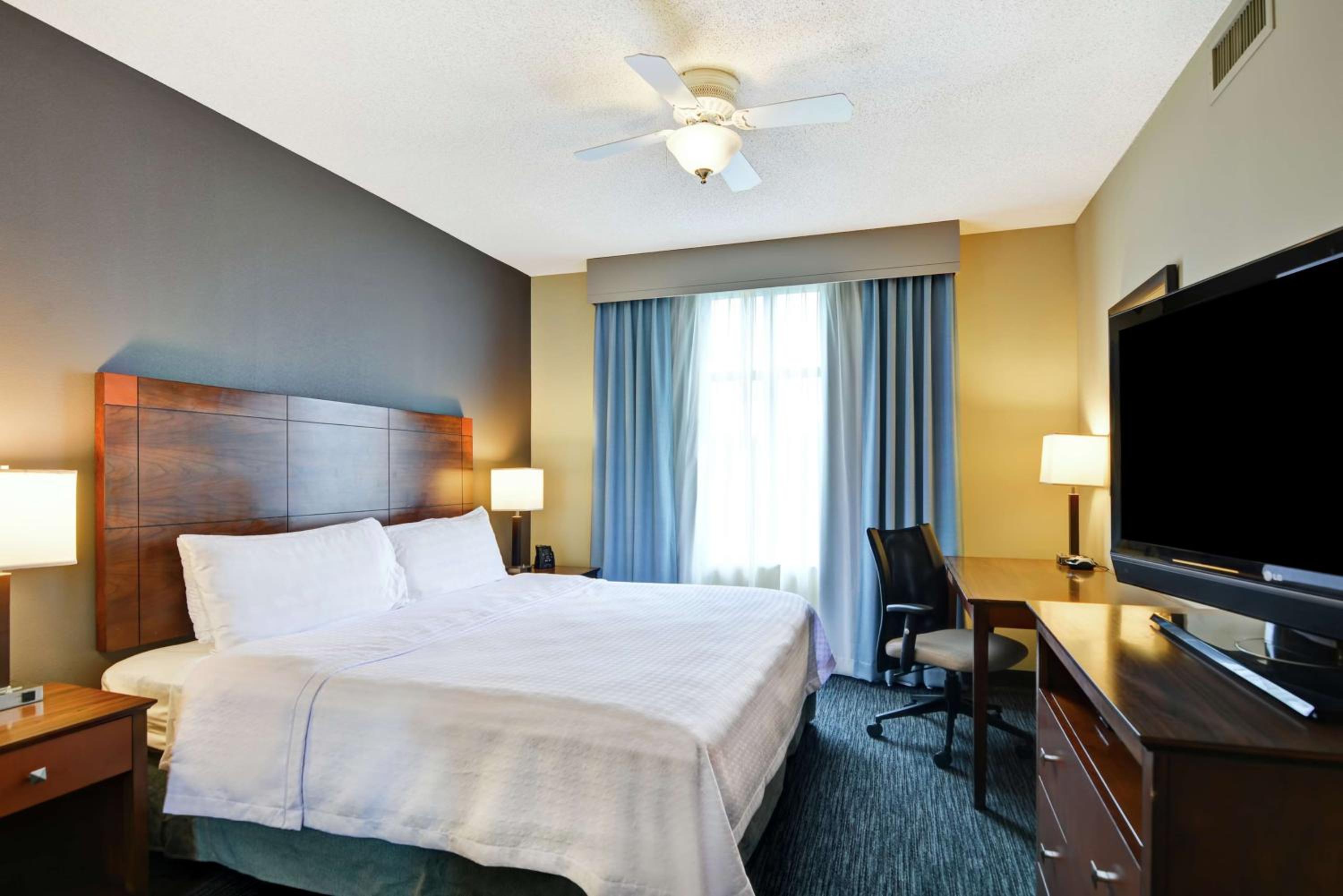One-Bedroom King Suite with Whirlpool - Non-Smoking  - Photo 1