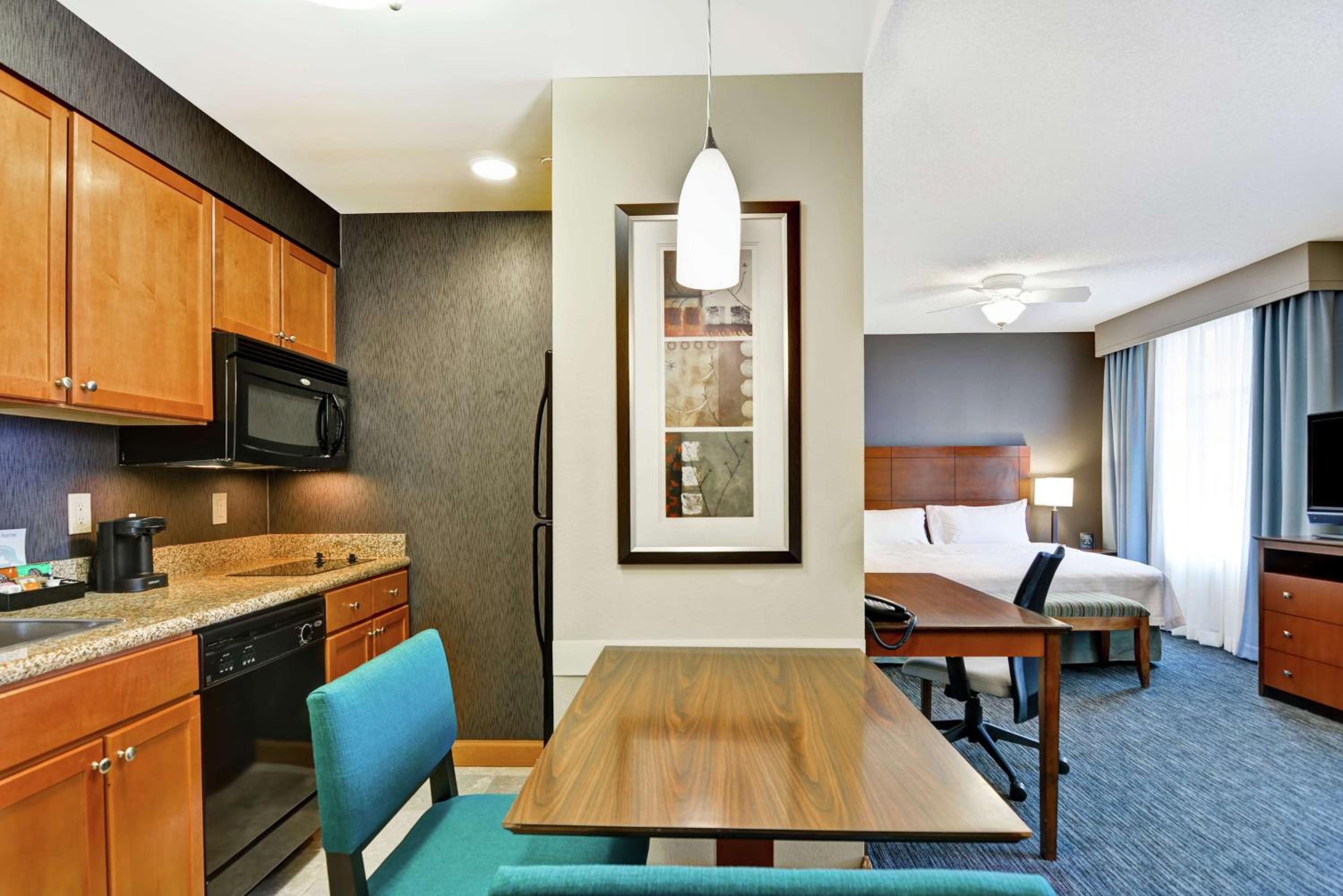 Two Bedroom Suite with One King and Two Queen Beds - Non-Smoking - Photo 5