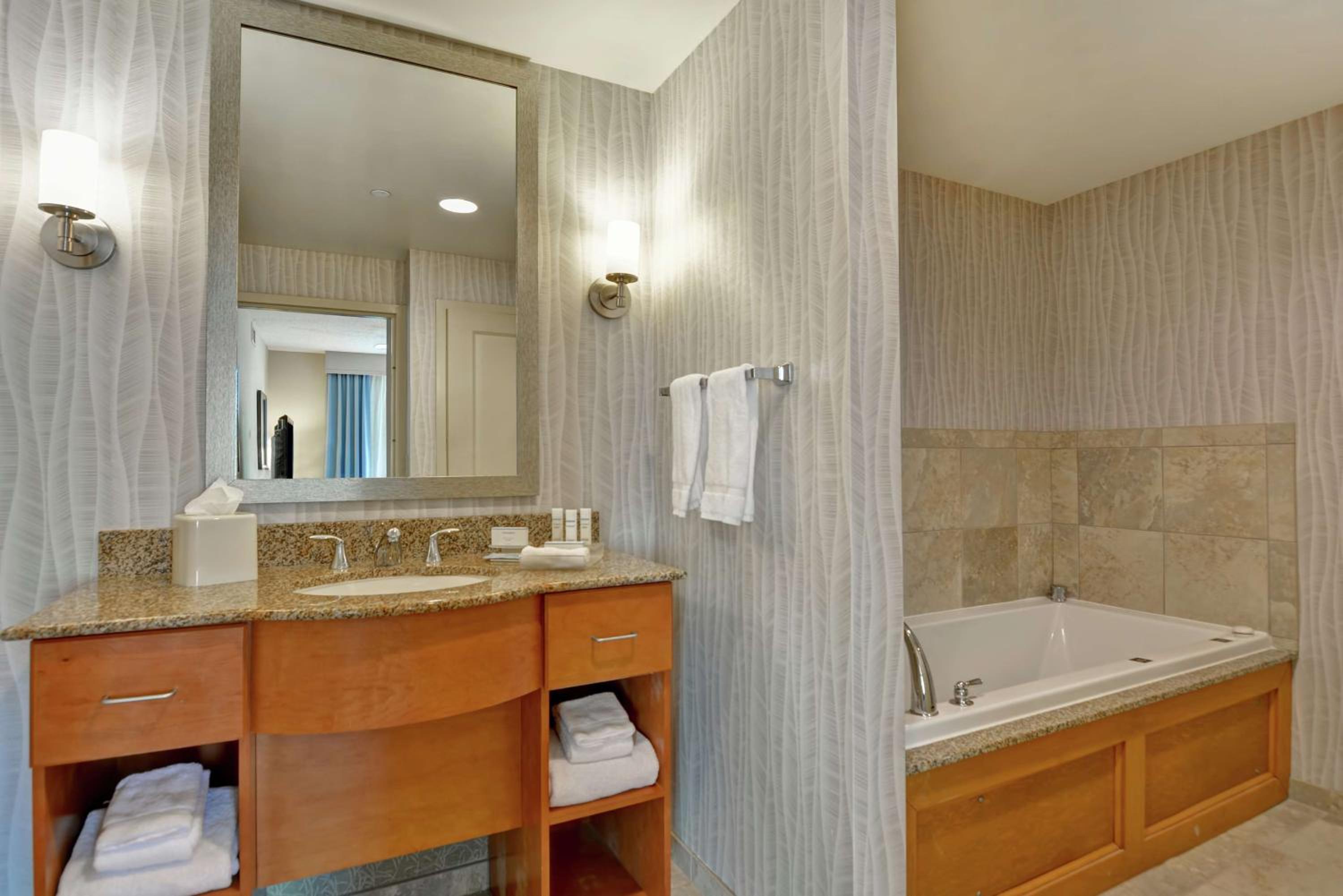 One-Bedroom King Suite with Whirlpool - Non-Smoking  - Photo 2