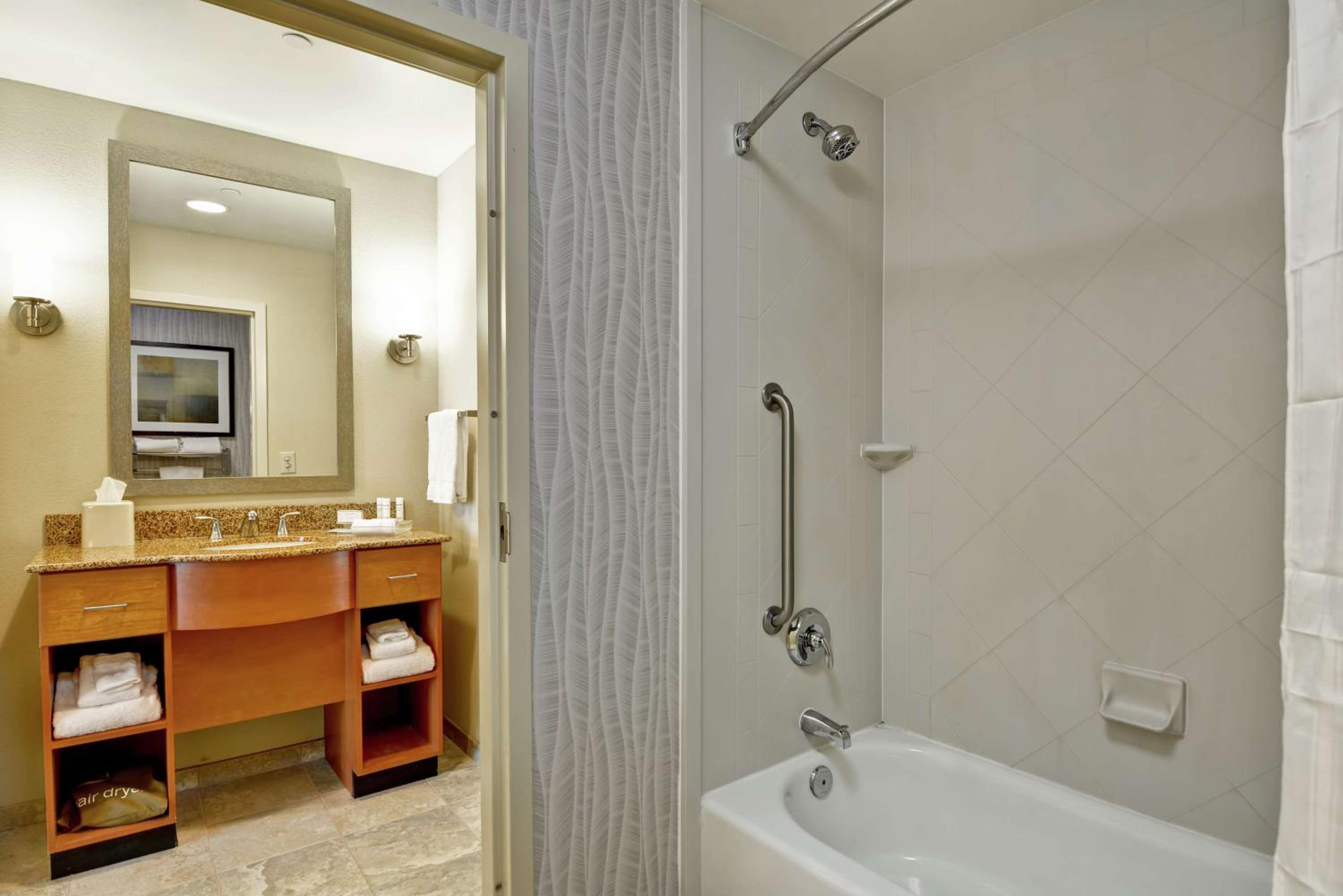 One-Bedroom King Suite - Non-Smoking - Photo 2