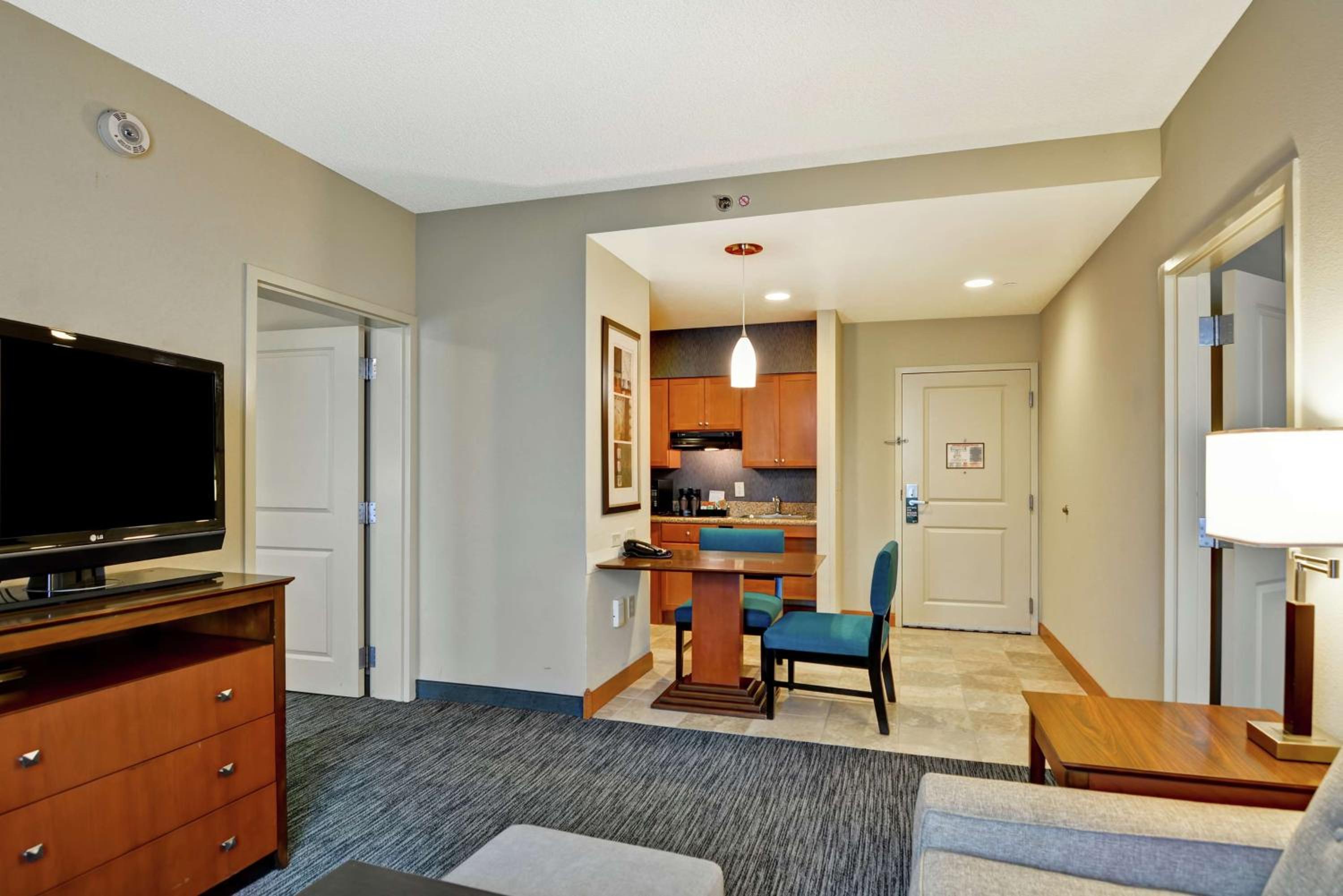 Two Bedroom Suite with One King and Two Queen Beds - Non-Smoking - Photo 4