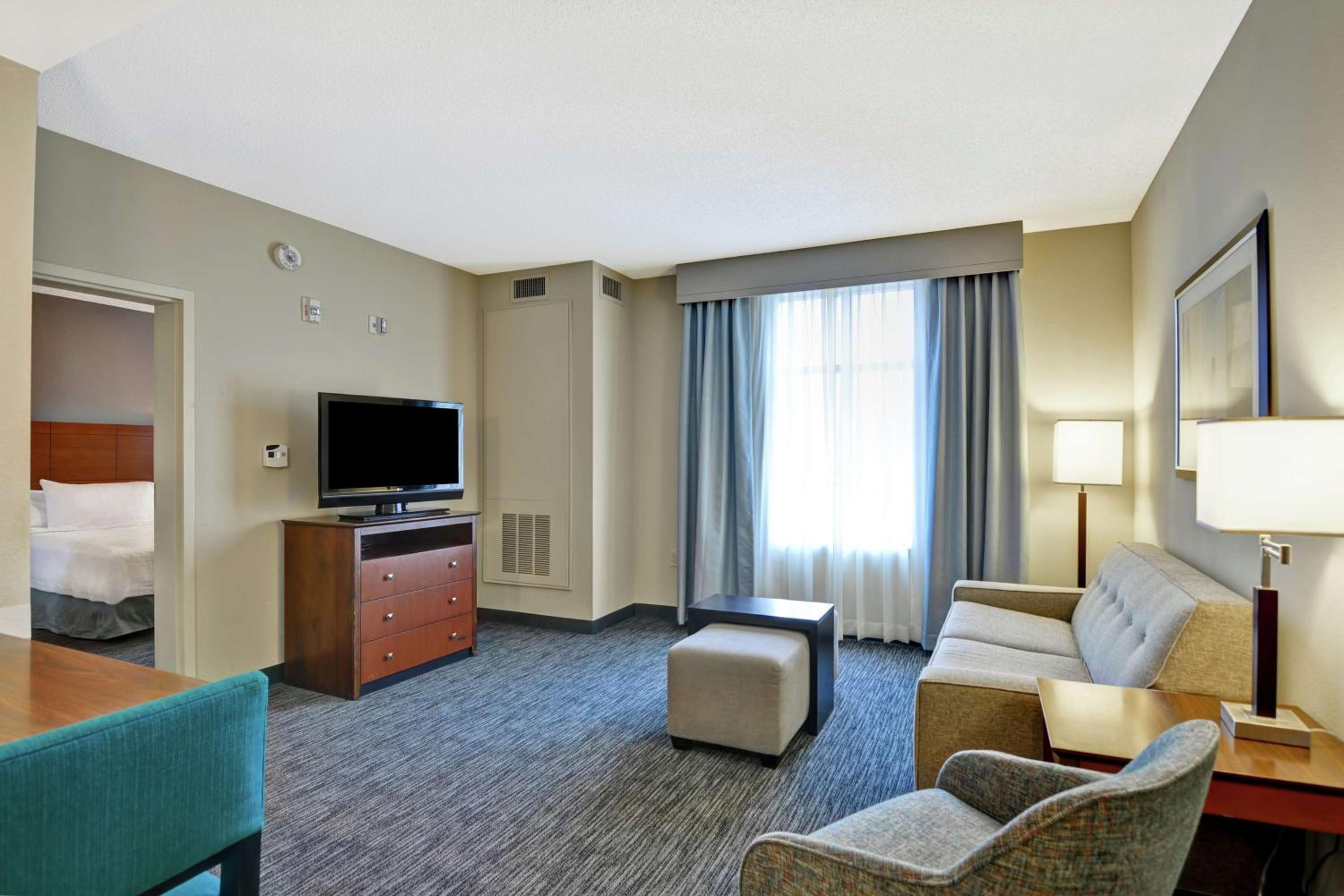 One-Bedroom King Suite with Whirlpool - Non-Smoking  - Photo 3