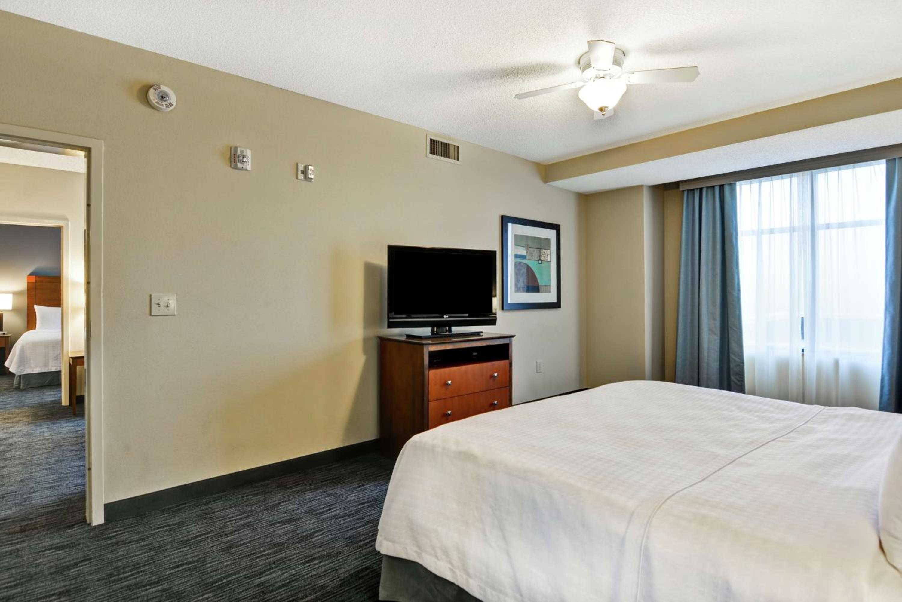 Two Bedroom Suite with One King and Two Queen Beds - Non-Smoking - Photo 2