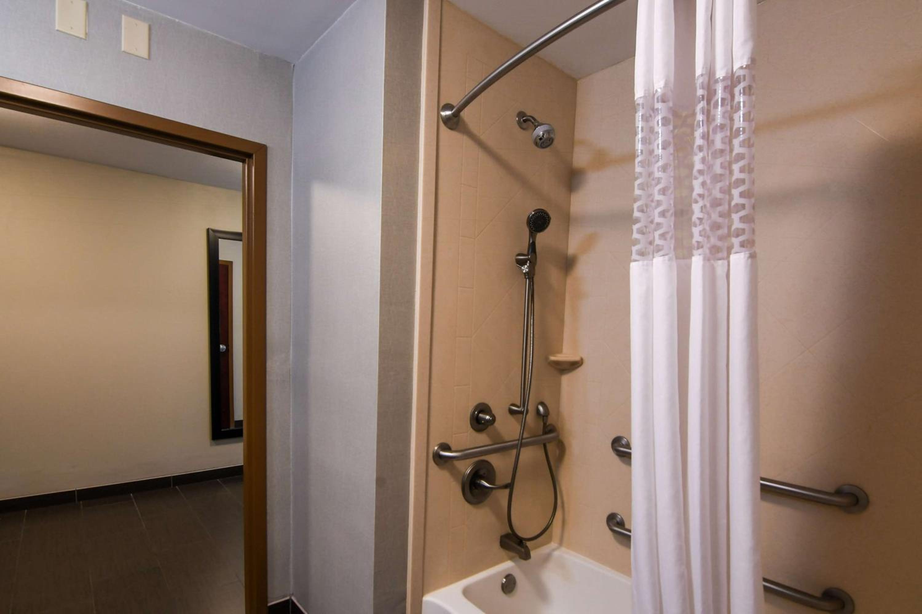 Queen Room with Two Queen Beds - Mobility Access/Non-Smoking photo 2