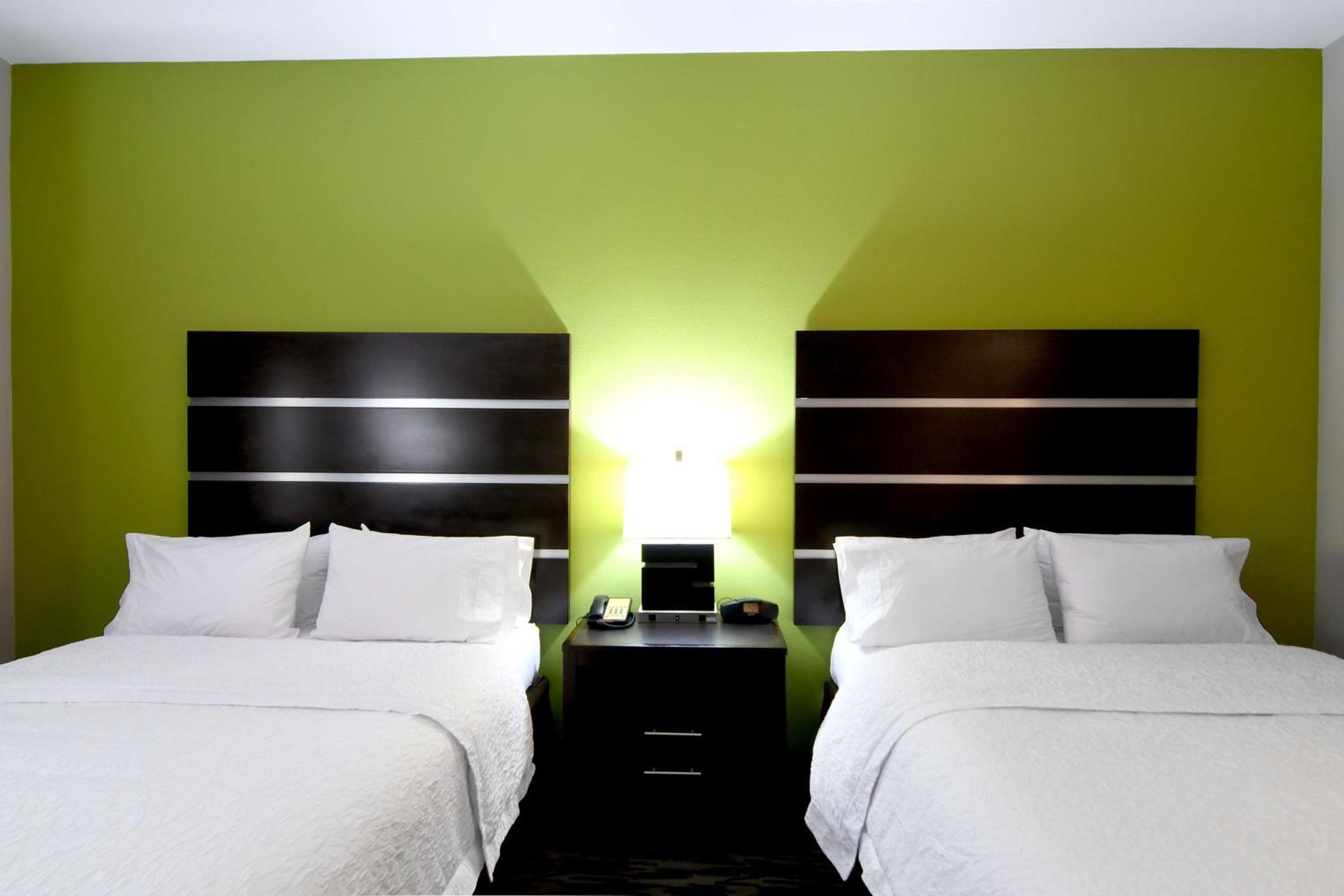 Queen Room with Two Queen Beds - Hearing Access/Non-Smoking photo 1