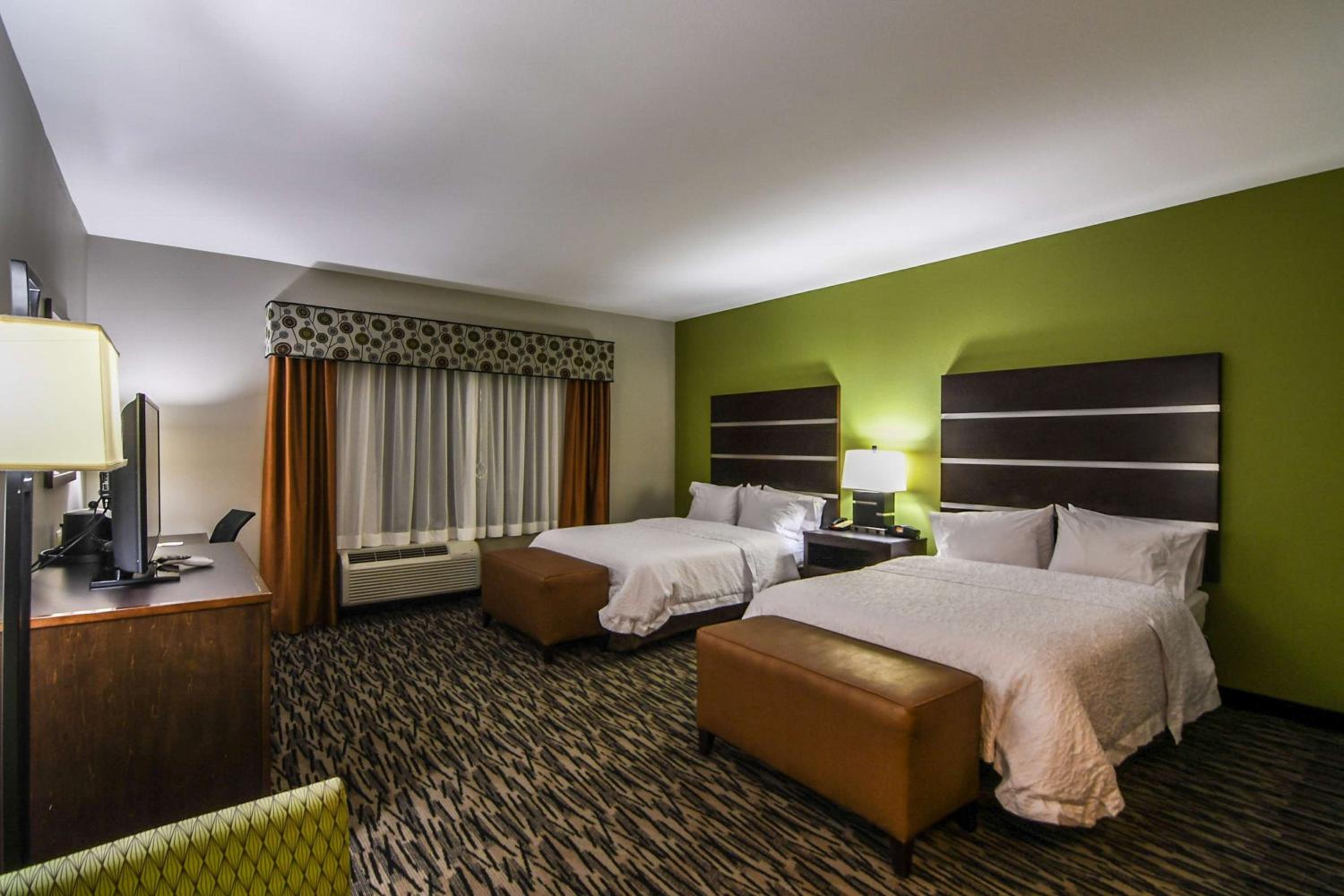 Queen Room with Two Queen Beds - Hearing Access/Non-Smoking photo 3