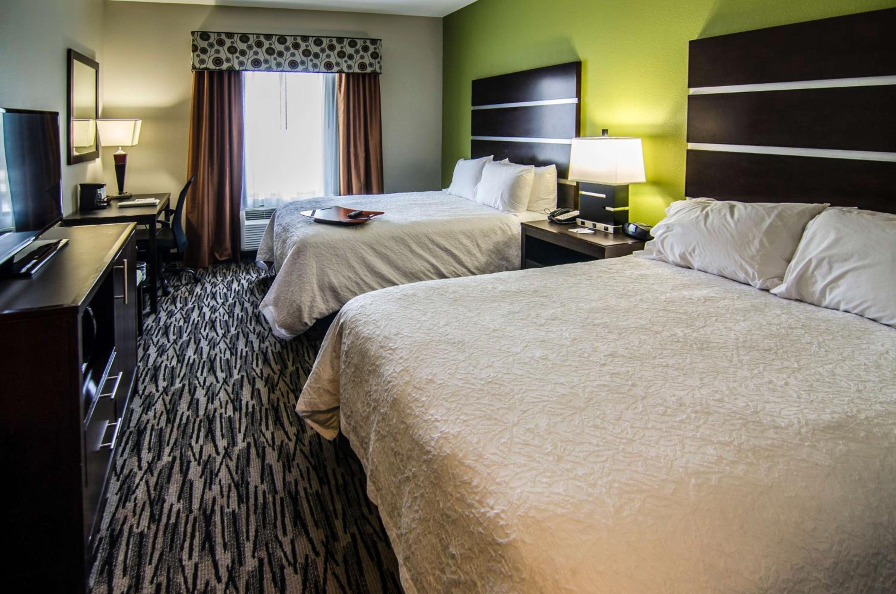 Queen Room with Two Queen Beds (4 Adults) photo 1