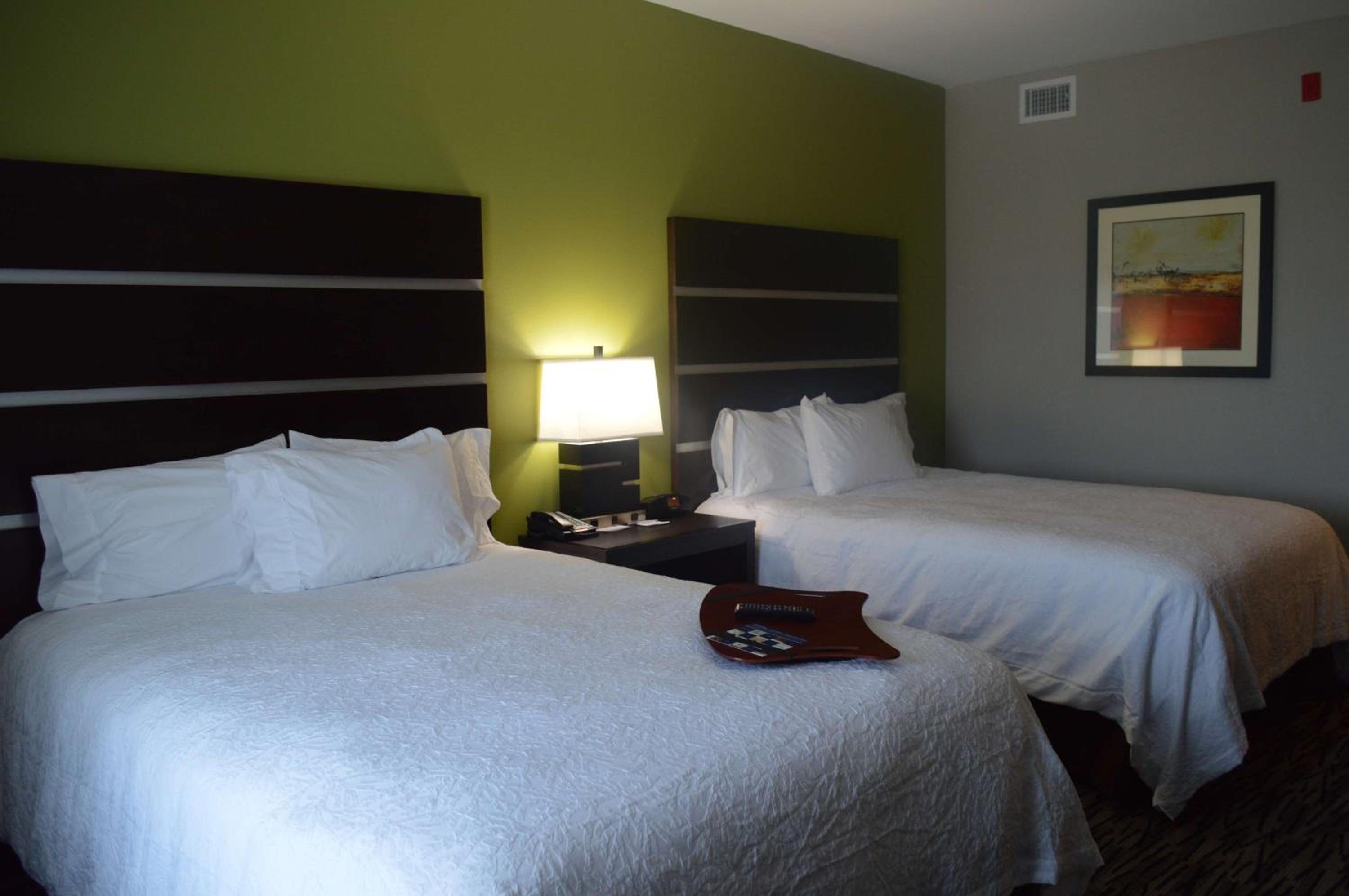 Queen Room with Two Queen Beds (4 Adults) photo 3