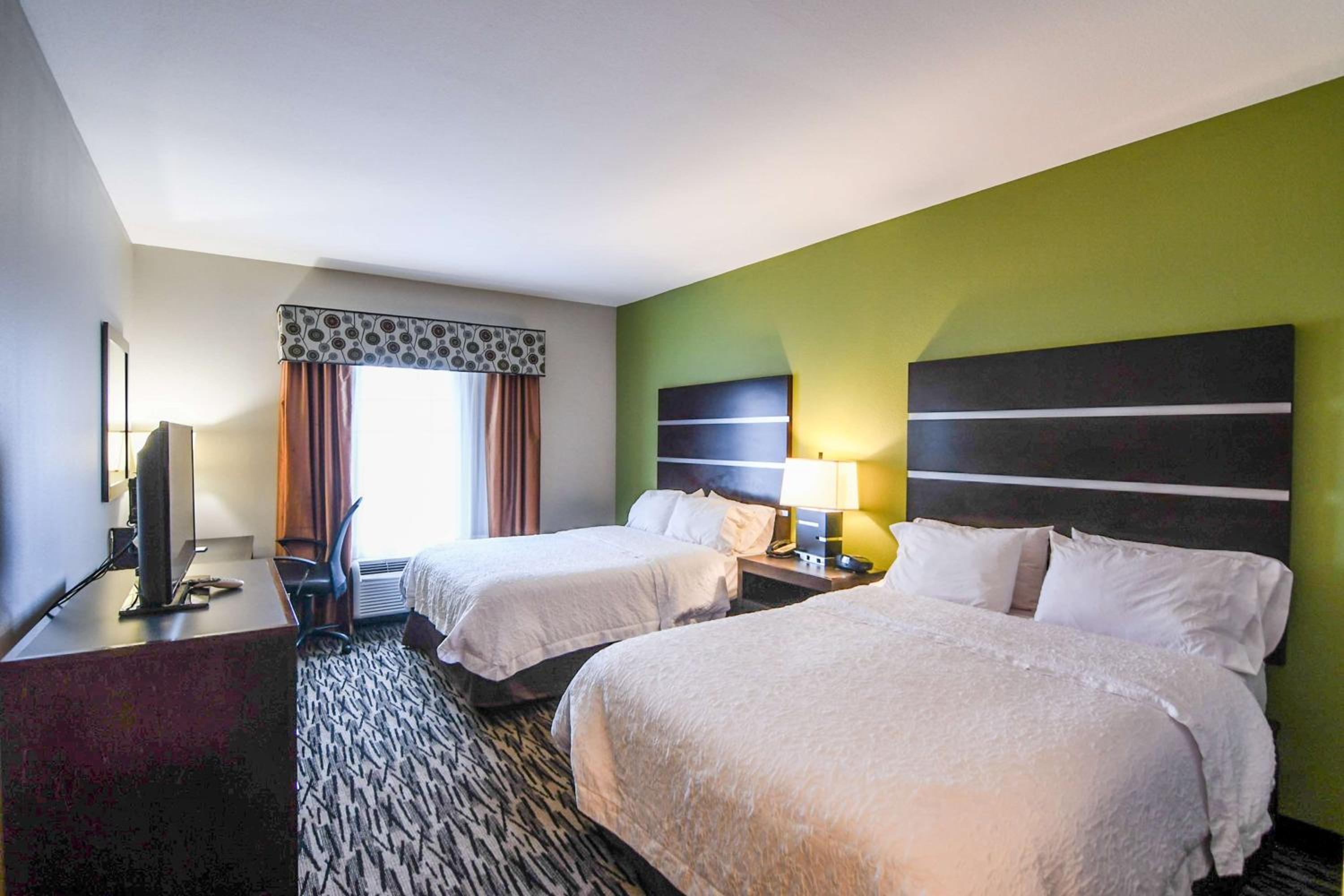 Queen Room with Two Queen Beds (4 Adults) photo 2