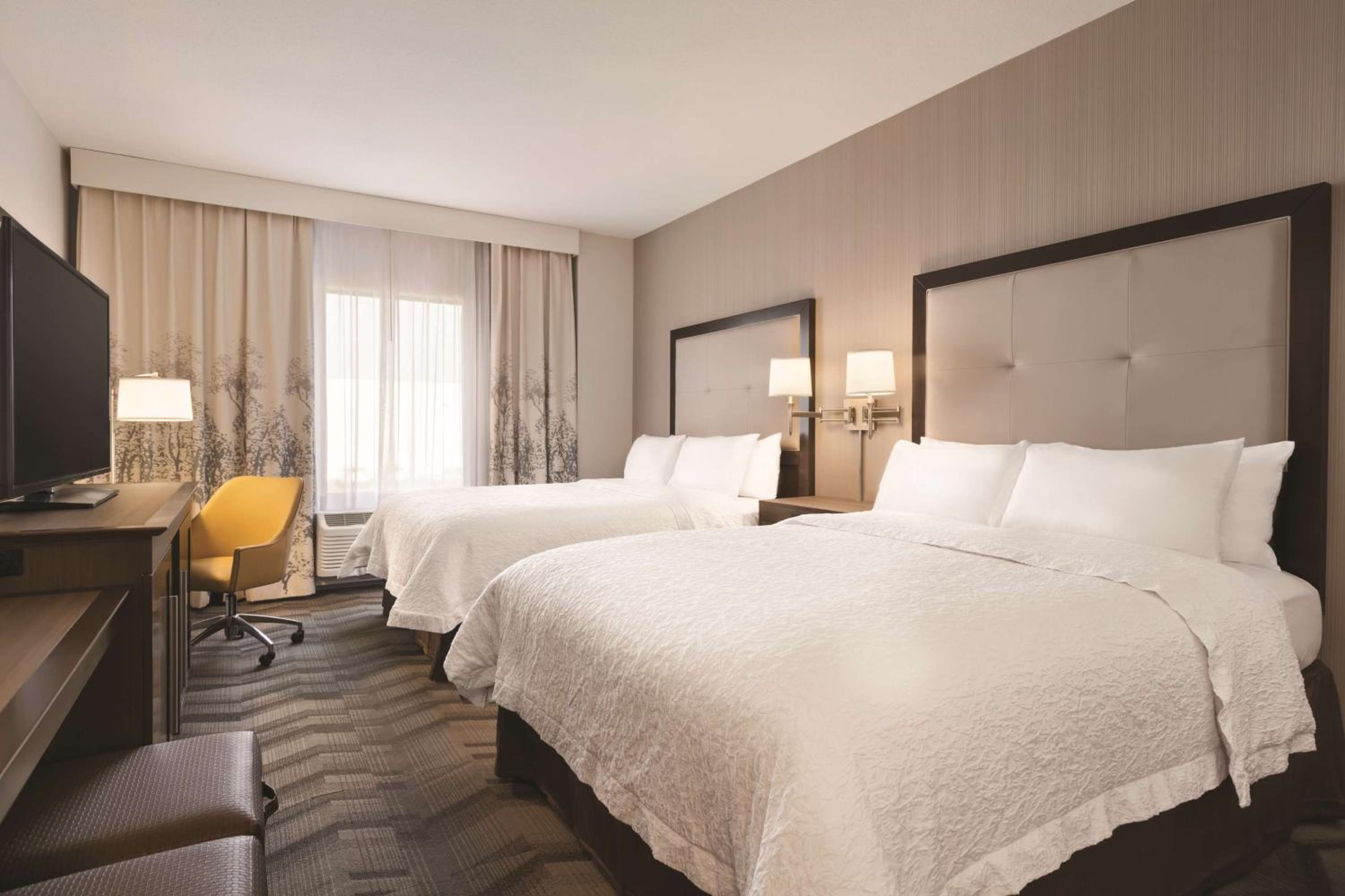 Queen Room with Two Queen Beds - Non-Smoking photo 3