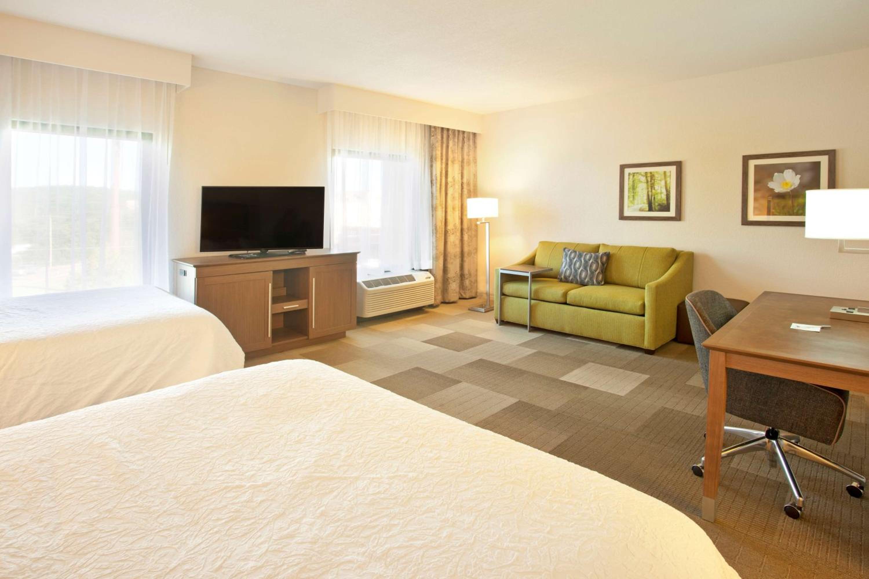Queen Studio Suite with Two Queen Beds and Sofa Bed - Non-Smoking - Photo 2