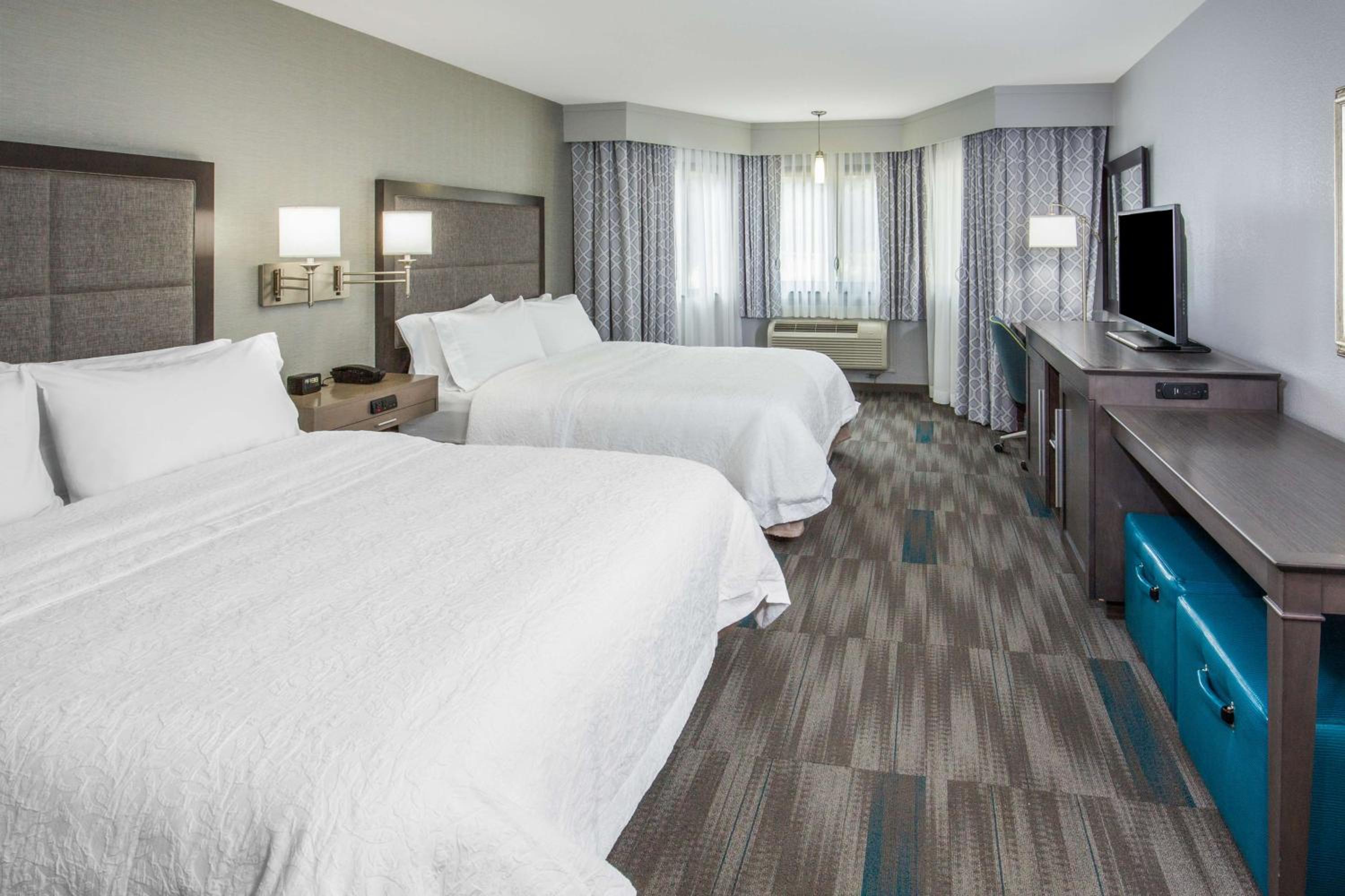 Queen Room with Two Queen Beds - Hearing Access/Non-Smoking photo 3