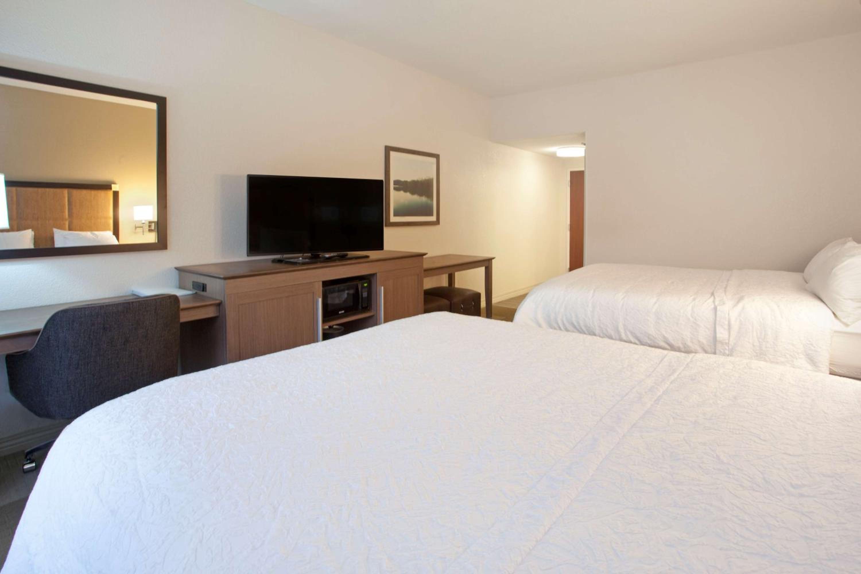 Room with Two Queen Beds - Non-Smoking - Photo 3