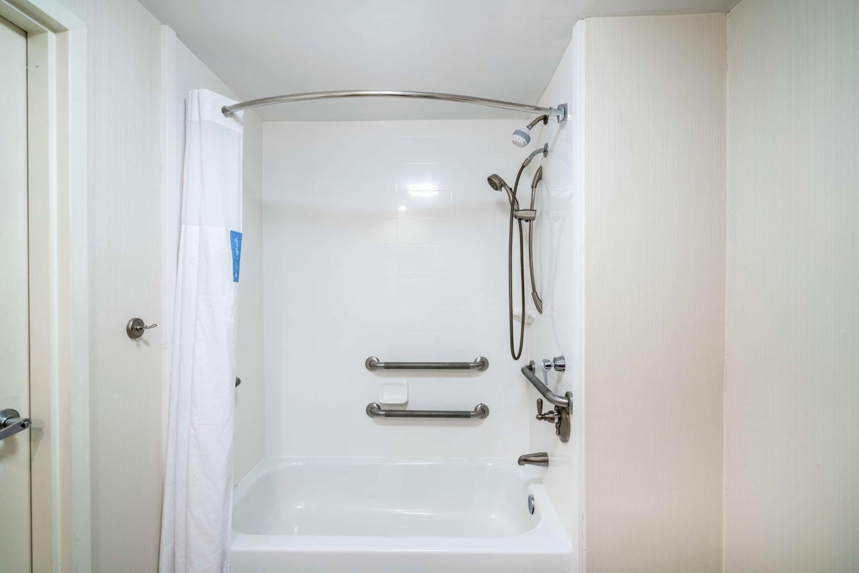King Room with Accessible Tub - Mobility and Hearing Access/Non-Smoking - Photo 3
