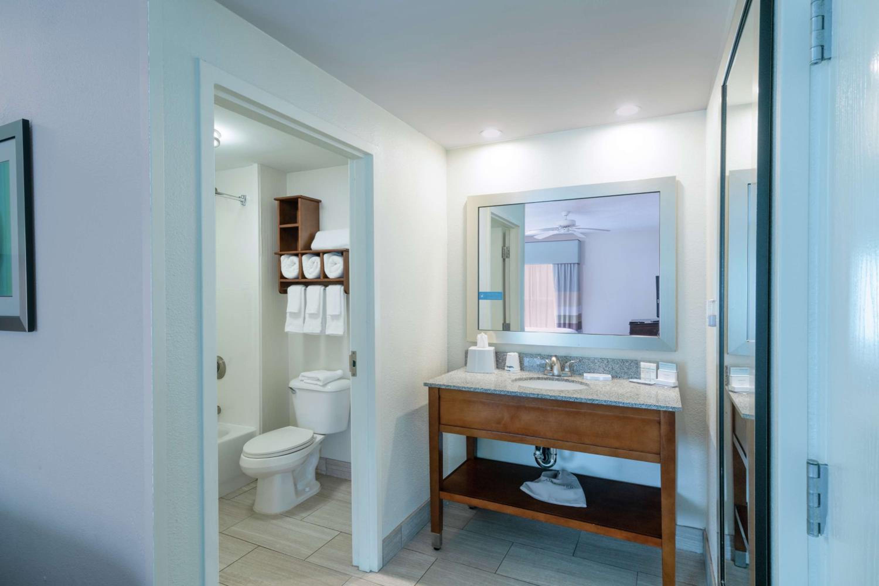 One-Bedroom King Suite - Non-Smoking - Photo 4