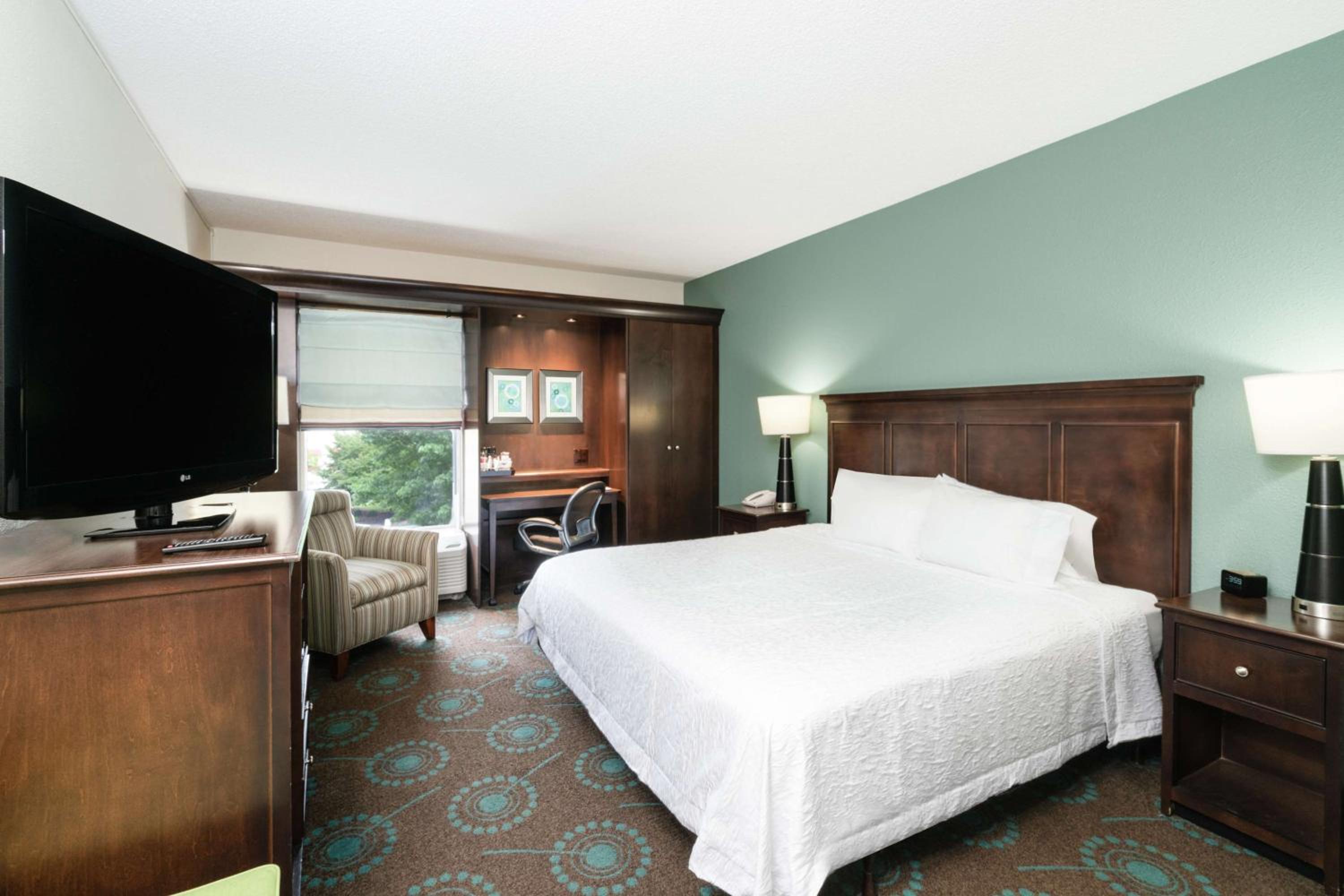 King Room with Accessible Tub - Mobility and Hearing Access/Non-Smoking - Photo 1