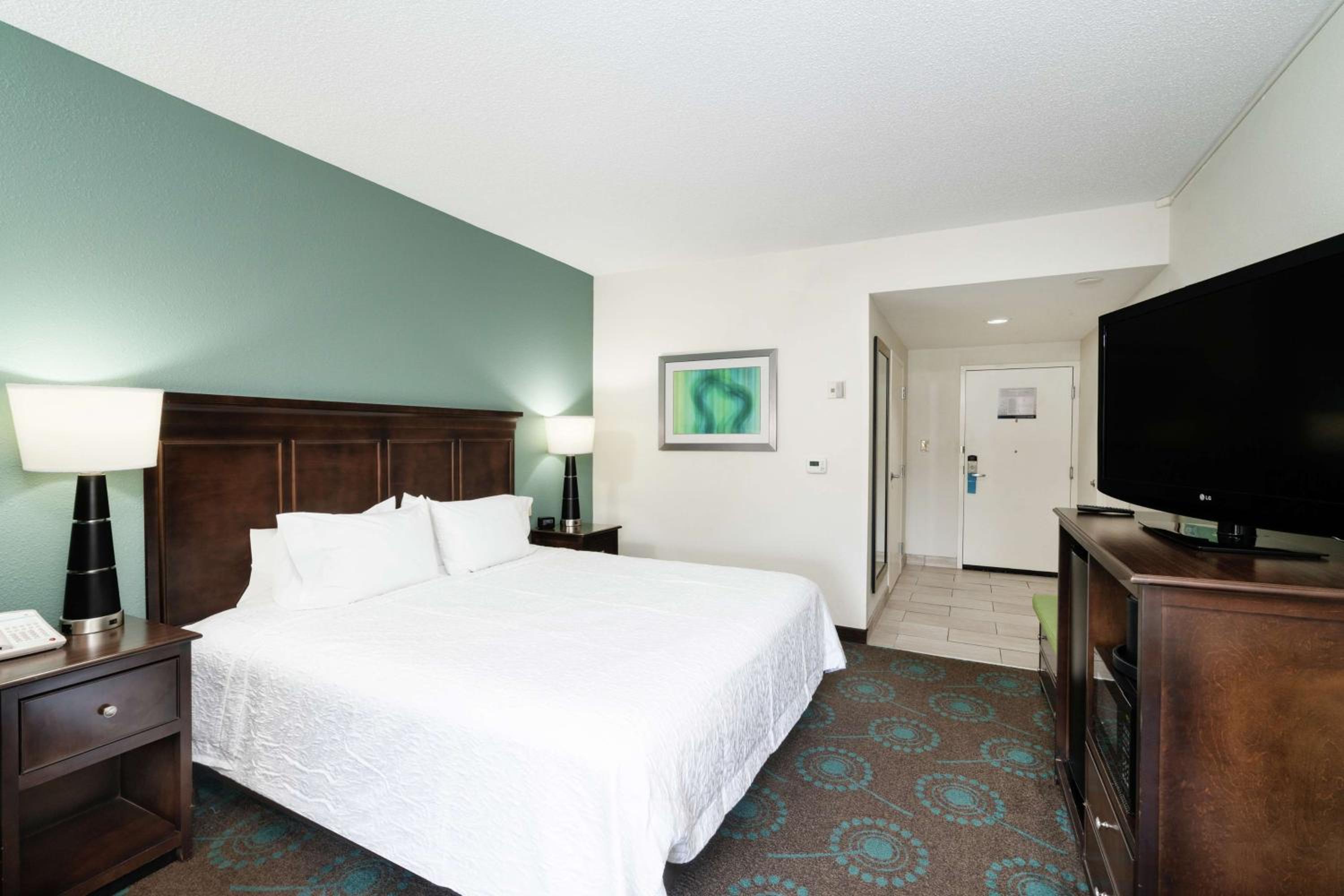 King Room with Accessible Tub - Mobility and Hearing Access/Non-Smoking - Photo 2