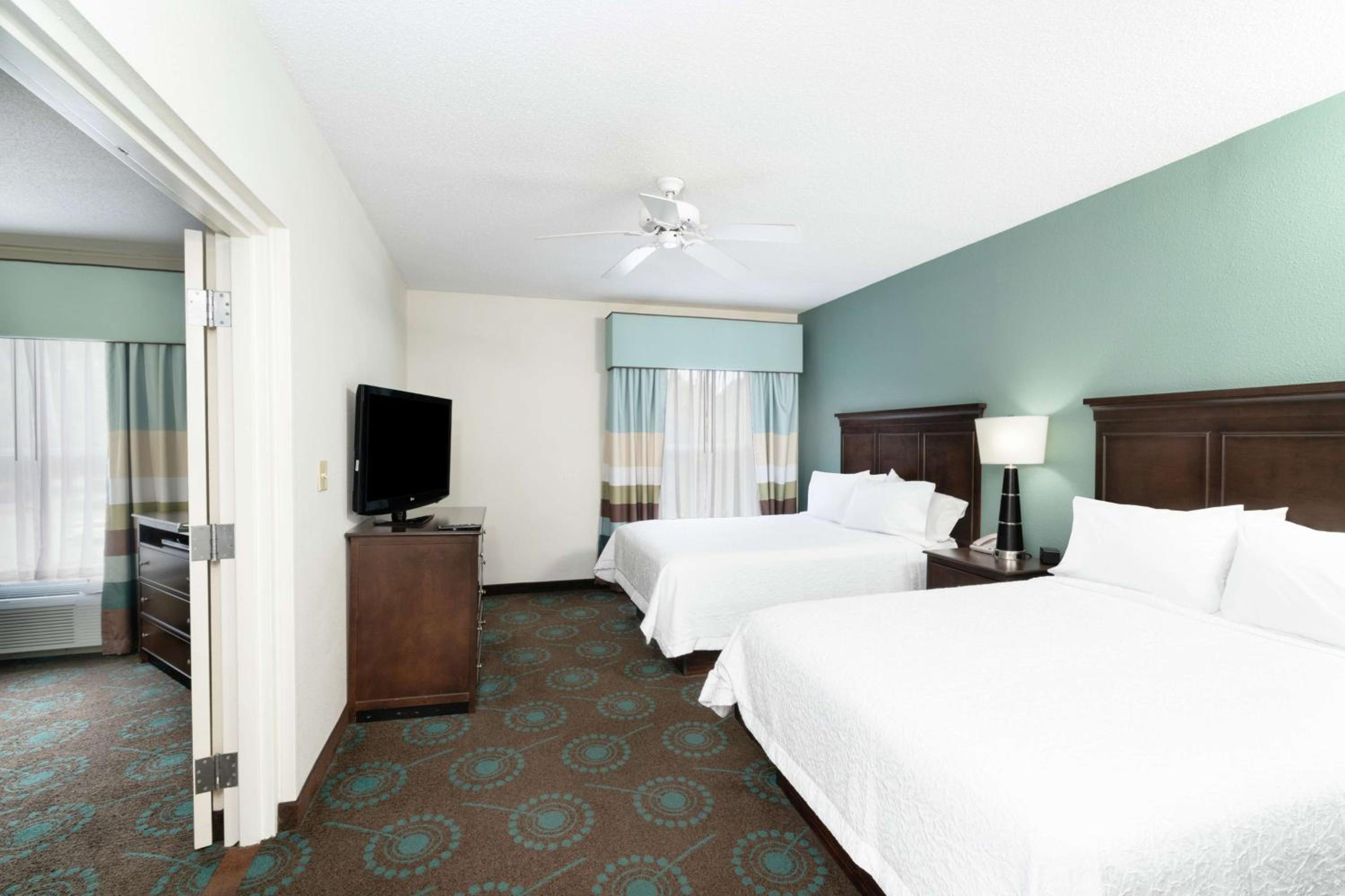 One-Bedroom Queen Suite with Two Queen Beds - Non-Smoking - Photo 2