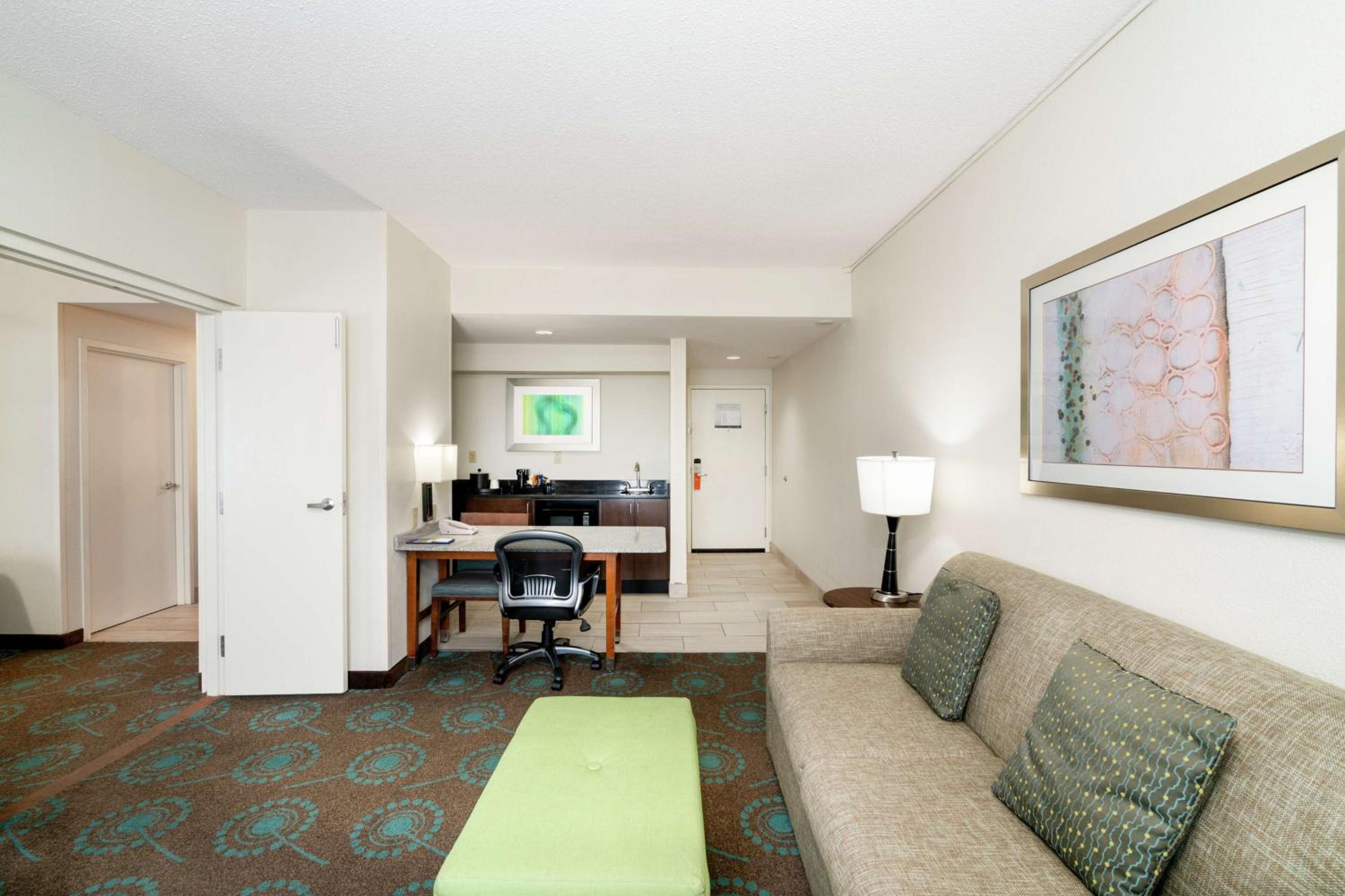 One-Bedroom Queen Suite with Two Queen Beds - Non-Smoking - Photo 3