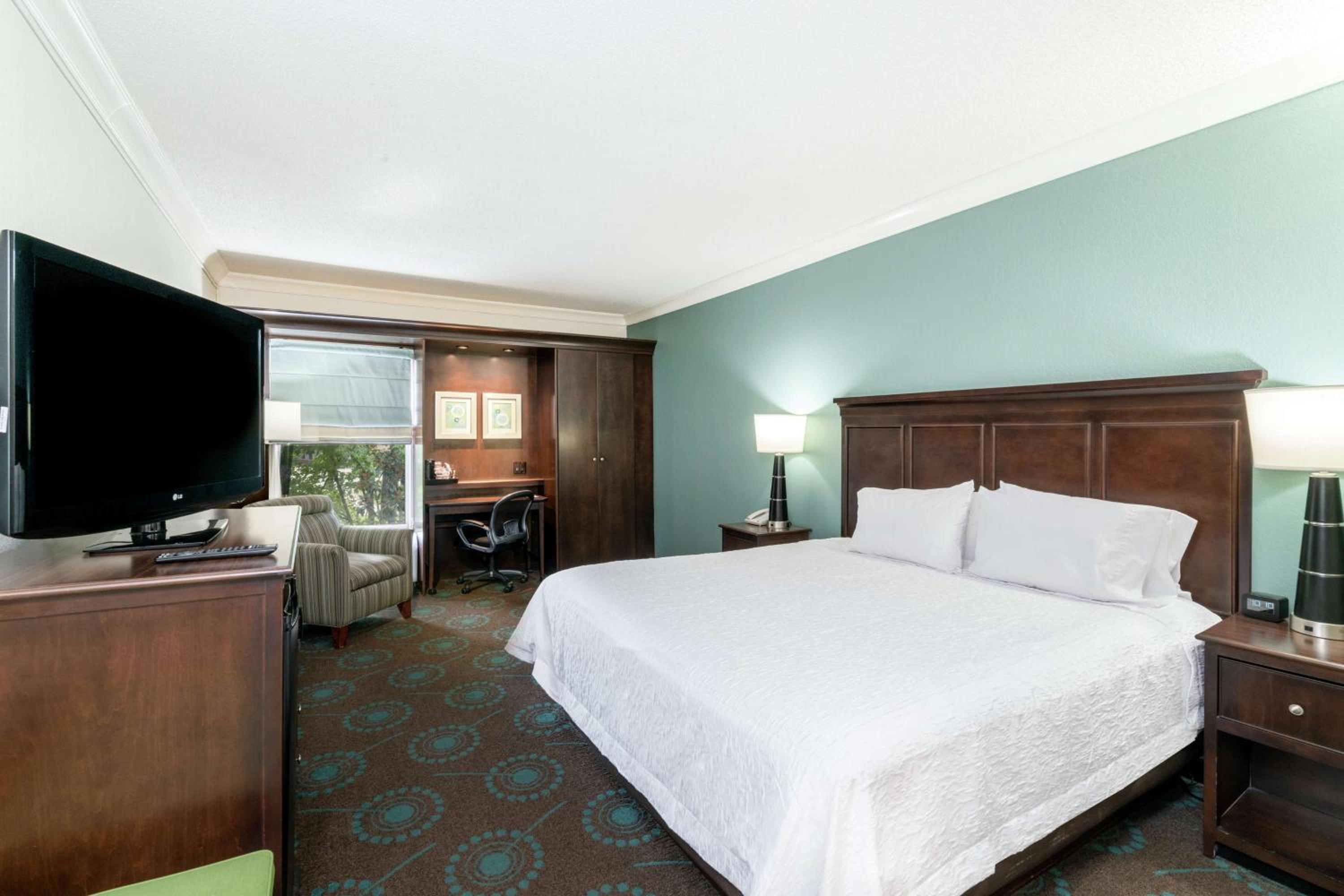 King Room with King Bed - Non-Smoking - Photo 3