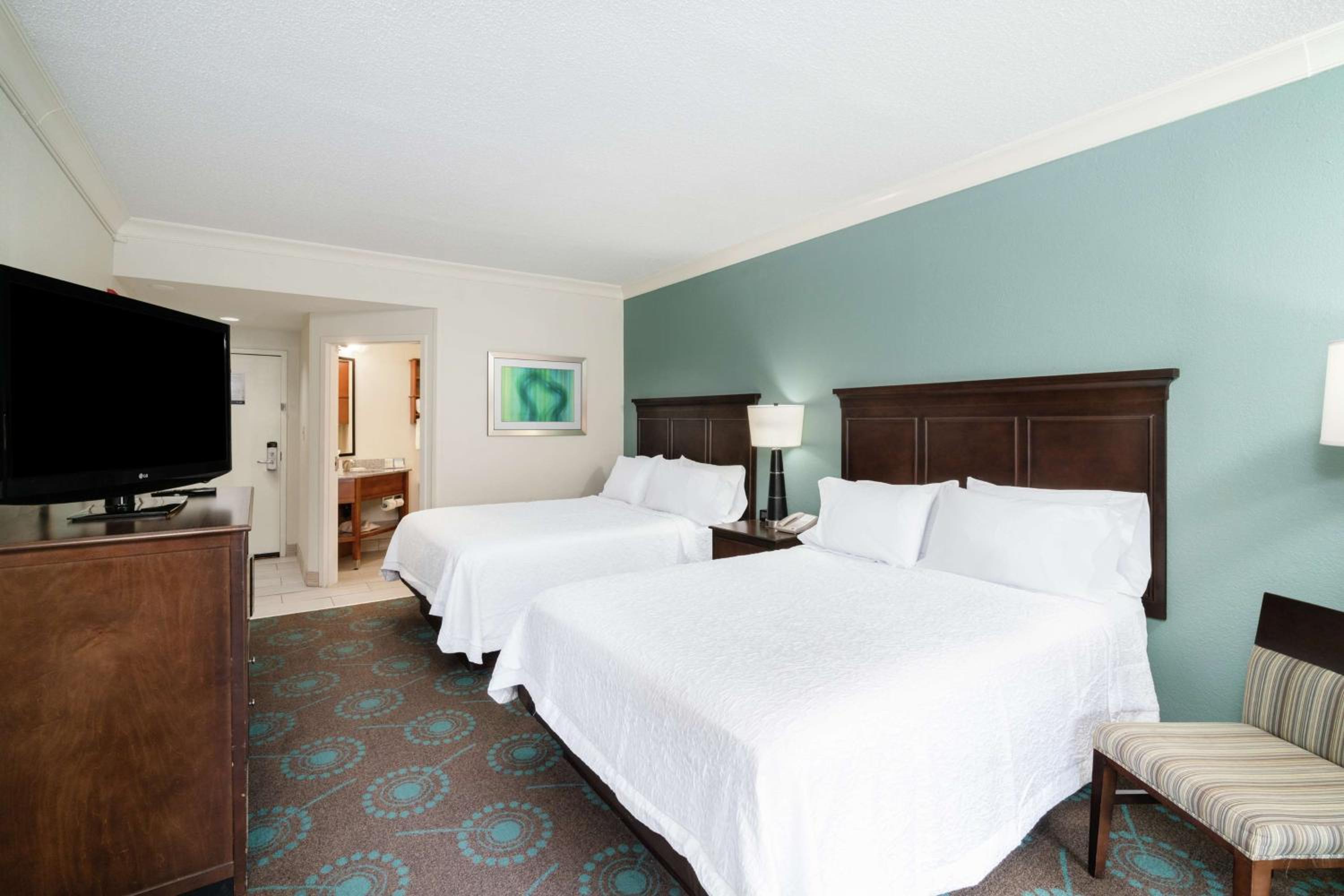 Room with Two Queen Beds - Non-Smoking - Photo 2
