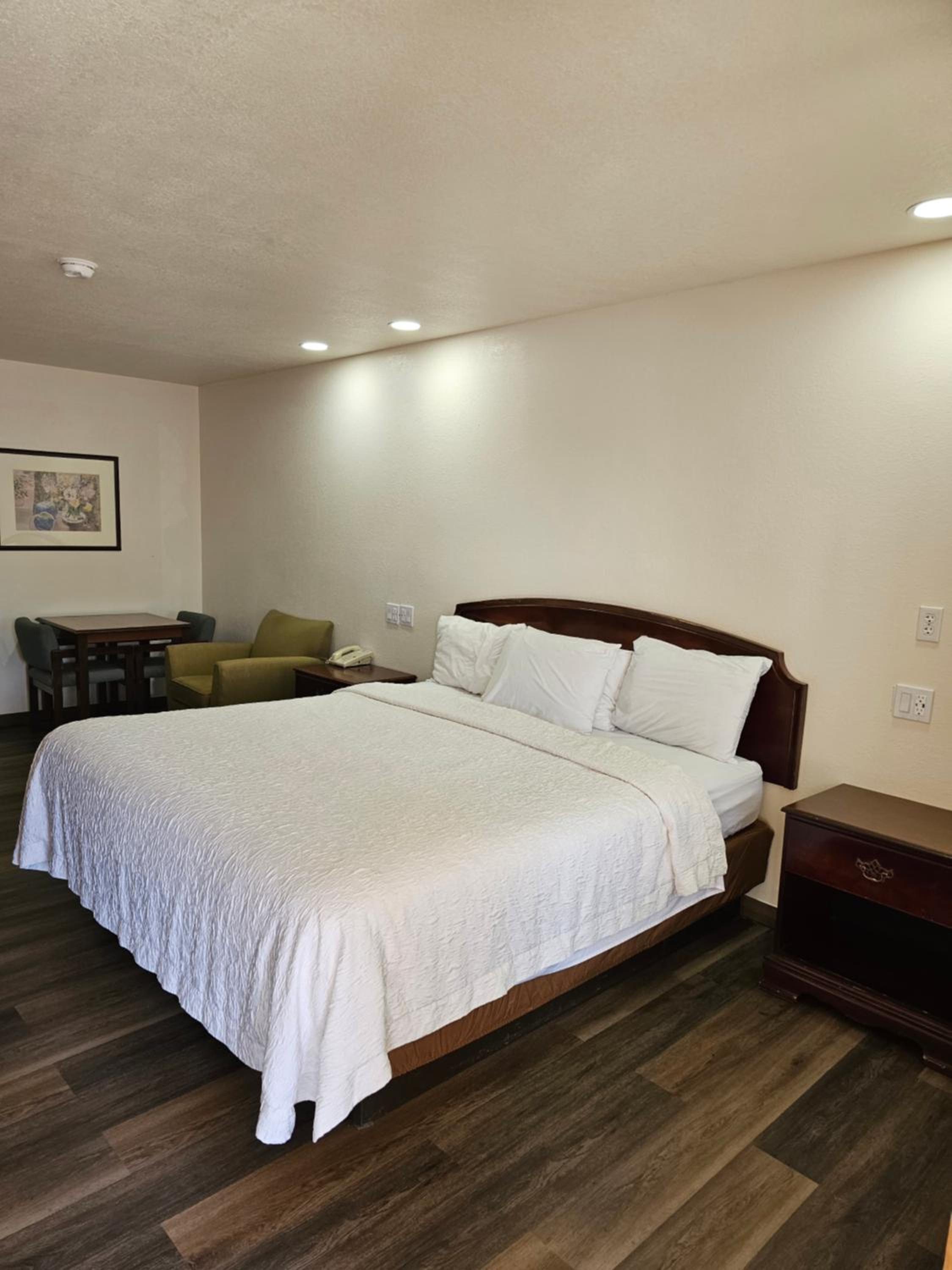 Standard King Room photo 2