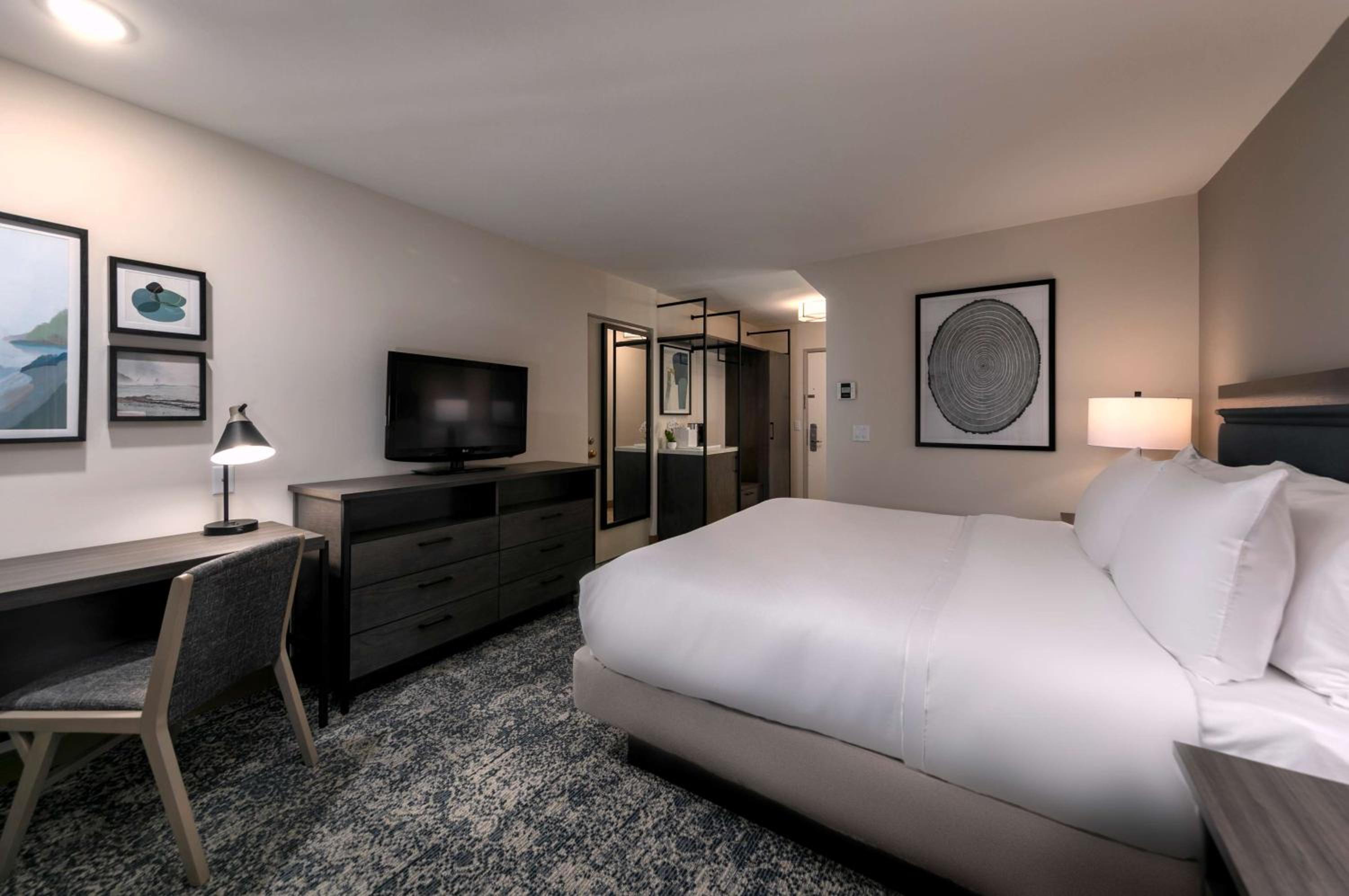 Deluxe King Room photo 2
