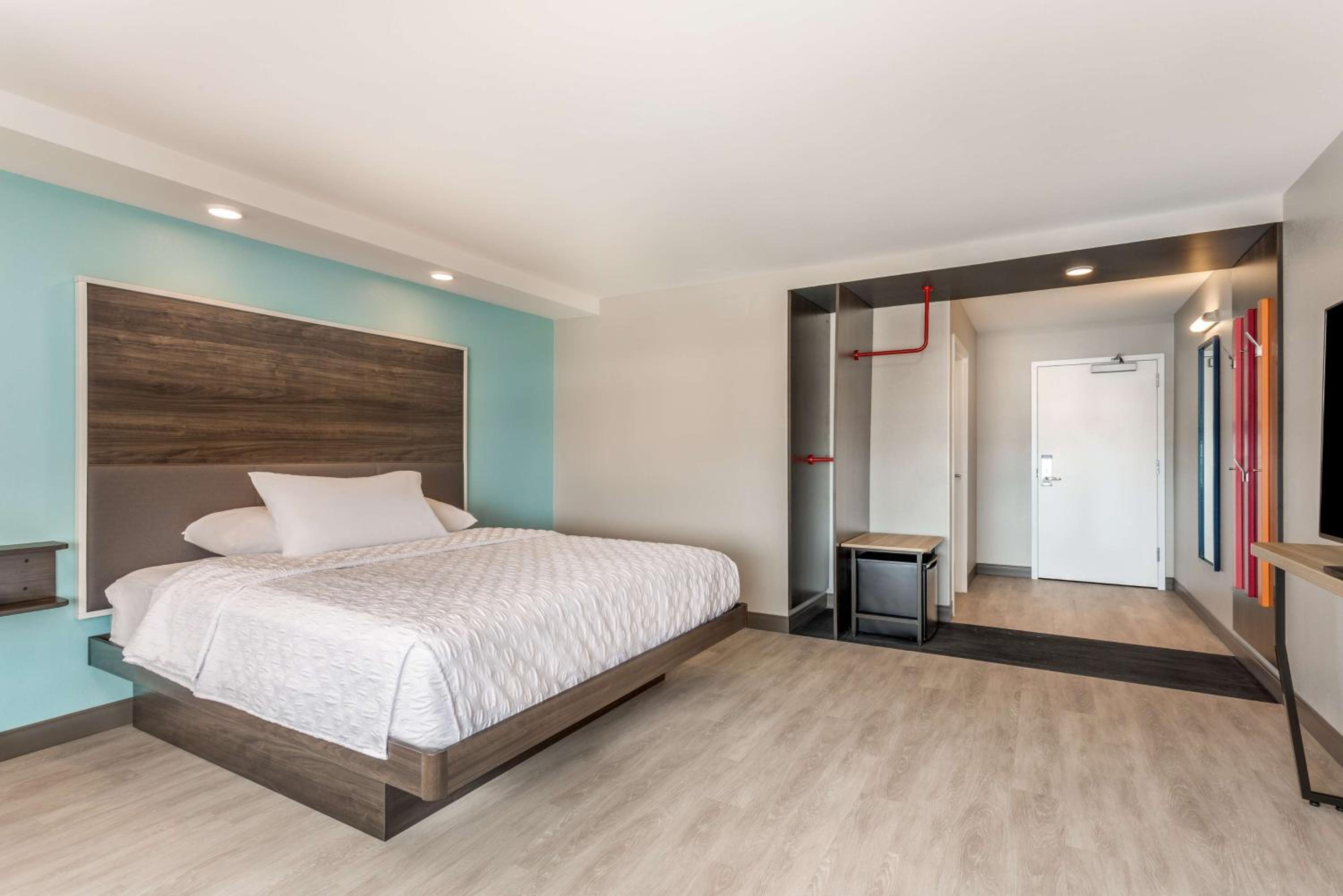 King Room with Accessible Tub - Mobility Access photo 3
