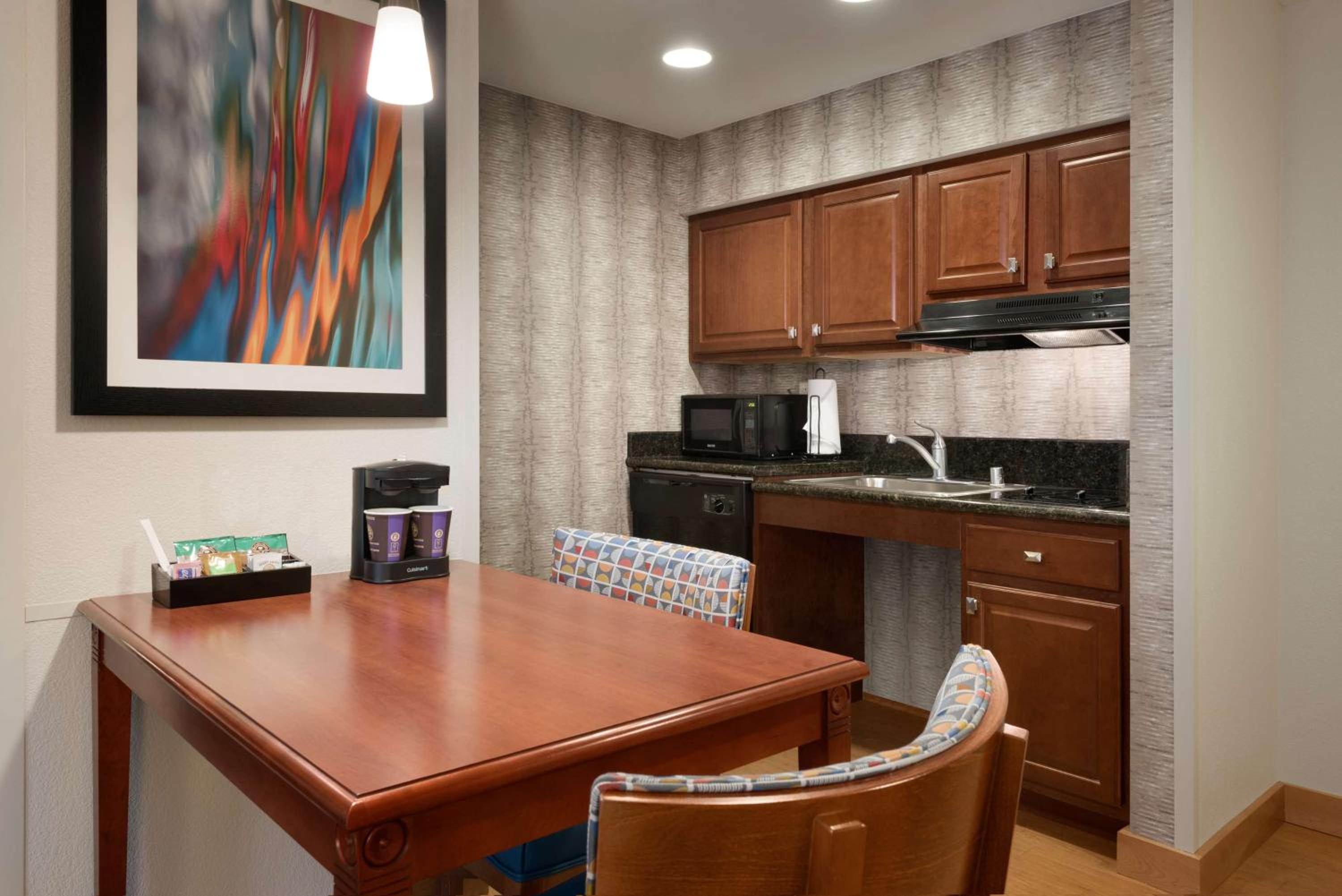 King Suite with Accessible Tub - Mobility and Hearing Access/Non-Smoking - Photo 2